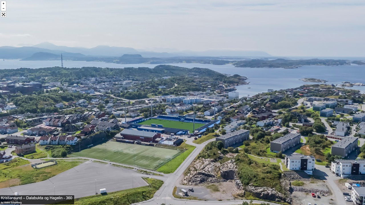 Skjermdump fra 360-panoramabilde med Nordmøre stadion i senter,  av Heine Schjølberg, Studio 400 as - https://ksu.no/artikler/360/125370-kristiansund-dalabukta-og-hagelin-360