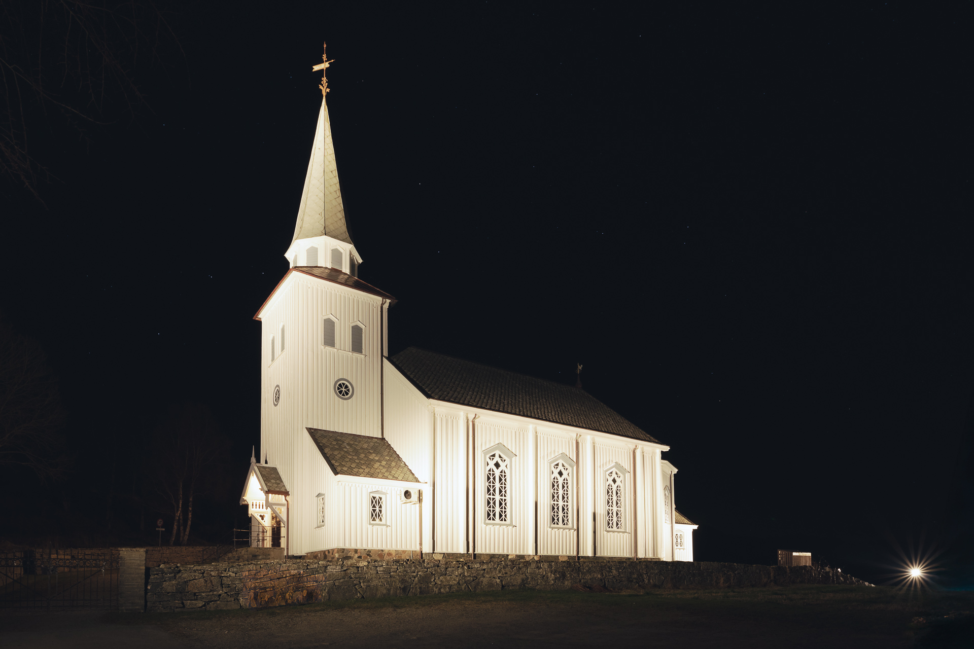 Straumsnes kirke i Tingvoll kommune, hvor vararordfører Linda Dalsegg Høvik og sin nærmeste familie tradisjonen tro deltar i julegudsjenesten på julaften. Foto: Steinar Melby, NettStudio / KSU.NO