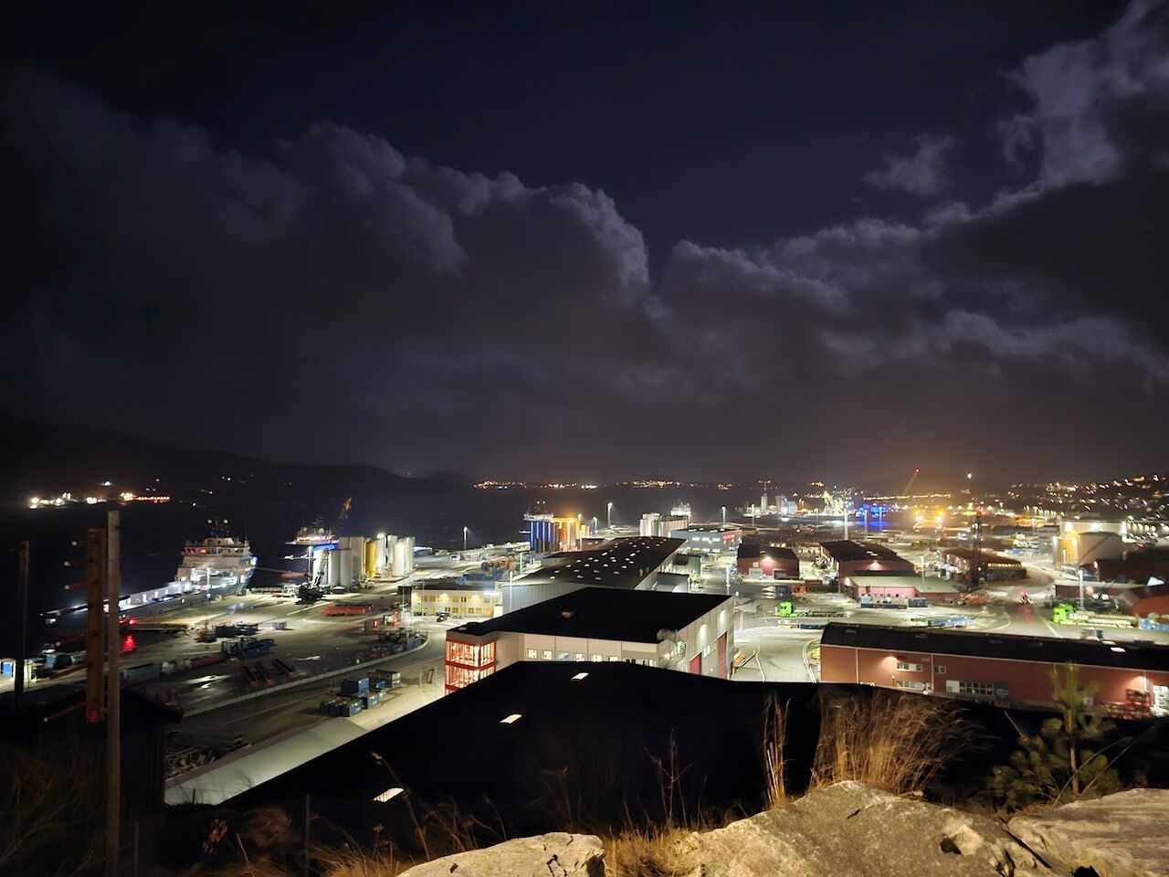 Det blåser friskt fra vest fra Averøy over Bremsnesfjorden og mot Vestbase i Kristiansund på morgenkvisten, 16. desember 2024. Foto: Steinar Melby, NettStudio / KSU.NO