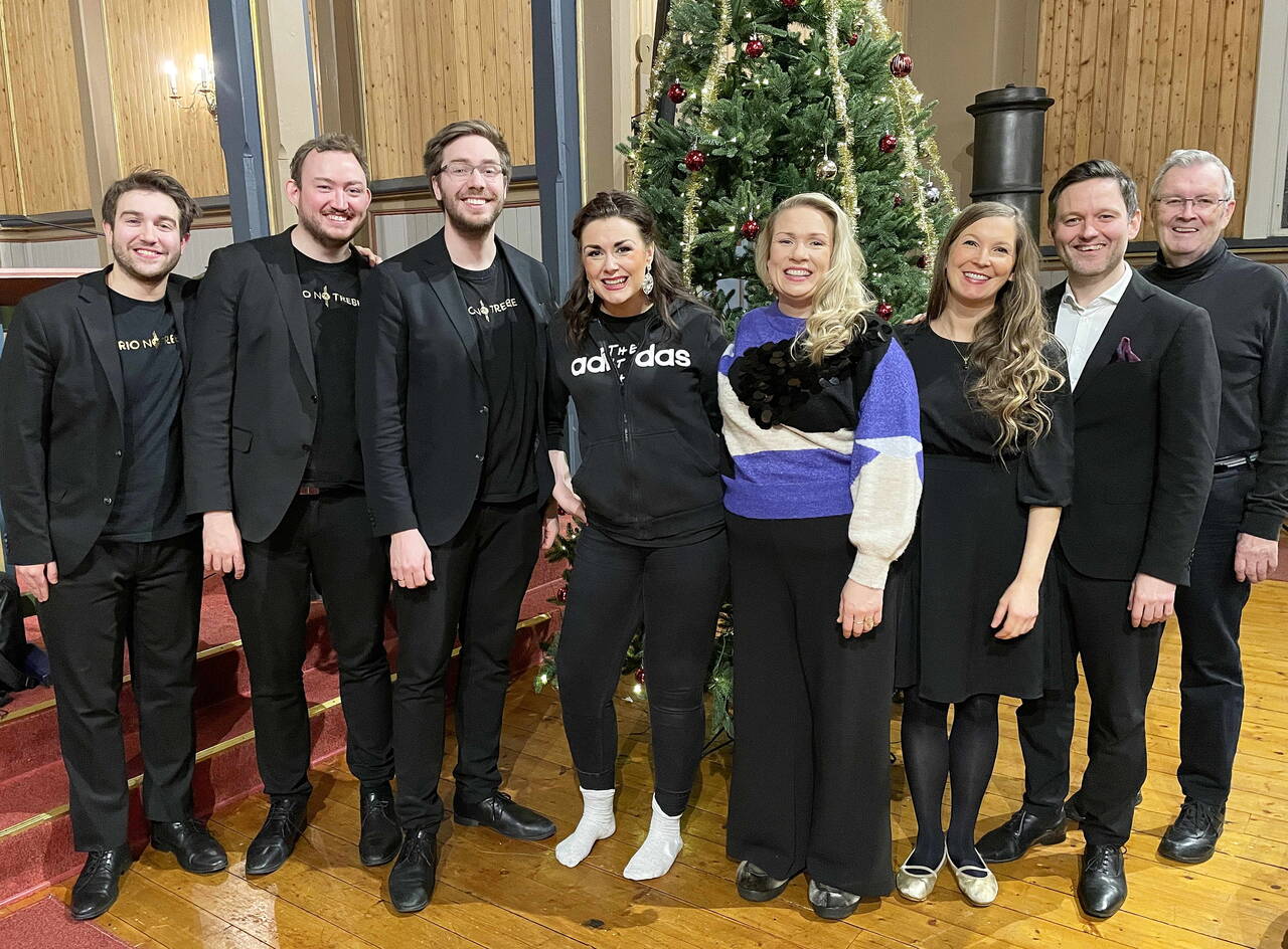 Utøvarane etter konserten. Frå venstre Ivan Penjn, Eivind Heier, Jostein Brødreskift, Sigrid Bøe, Tonje Eero, Hedda Hansen Berg, Ole Andreas Silseth og Bernt Bøe. Sistnemnte spela orgel til allsongen. Foto: Randi Bøe