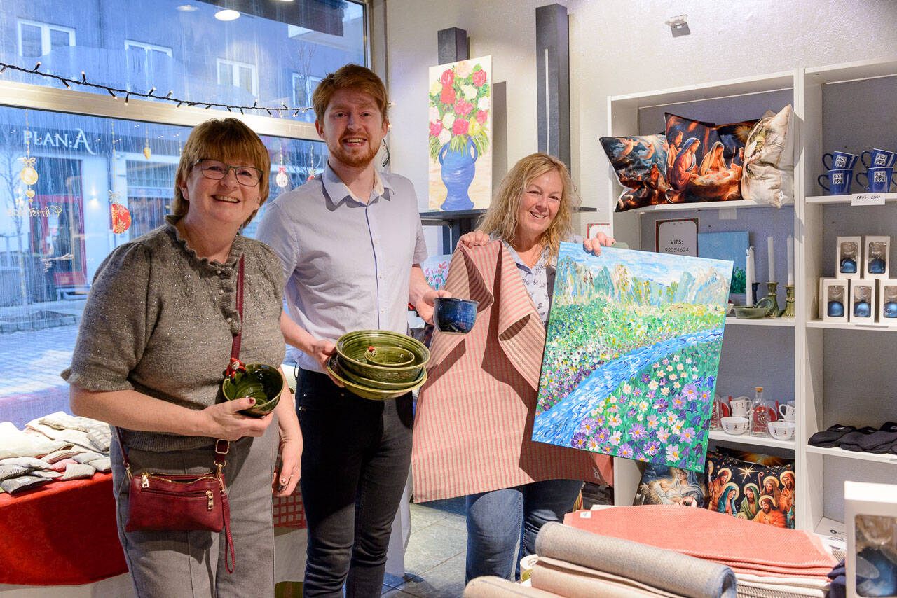 Heidi Anita Tornes (t.v.), Johannes Tornes og Inga-Lene Berndtsson selger kunst, keramikk og duftprodukter. Foto: Kurt Helge Røsand / KSU.NO