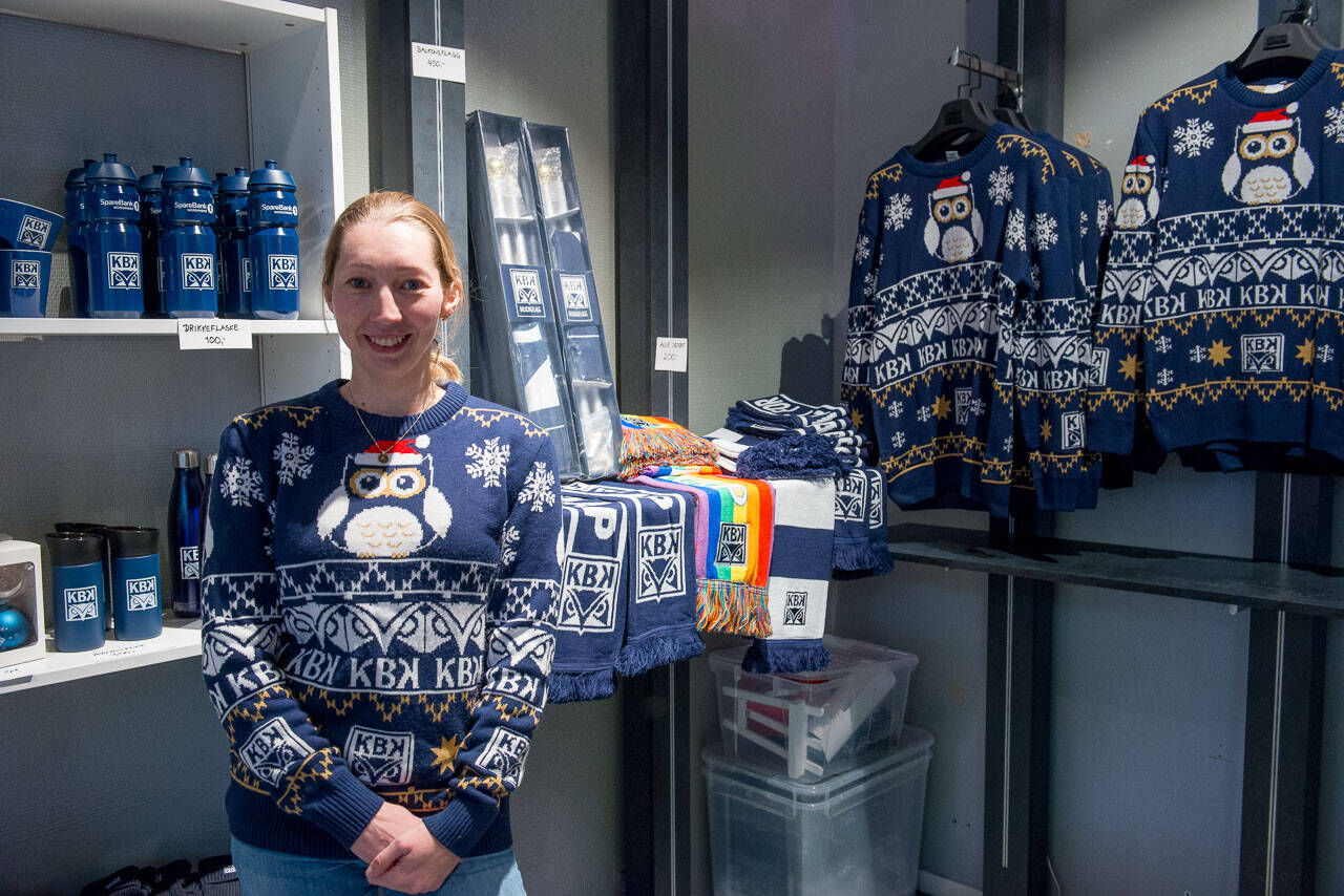 Karoline Almvik med fyldig butikk i Julehuset. Foto: Kurt Helge Røsand / KSU.NO