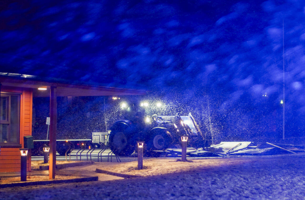 En traktor med lasteapparat holder fast takplater som blåste av en brakkerigg på Jakobsli i Trondheim. Foto: Halvorsen, Joakim / NTB