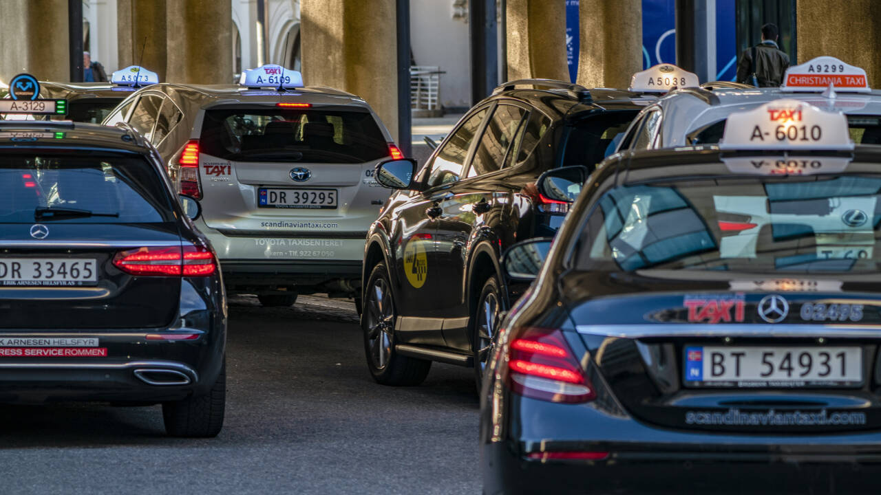 Konkurransetilsynet foreslår å endre maksimalprisene for løyvepliktig drosjetransport. Bildet viser drosjer fra ulike selskaper på holdeplassen utenfor Oslo S. Foto: Heiko Junge / NTB