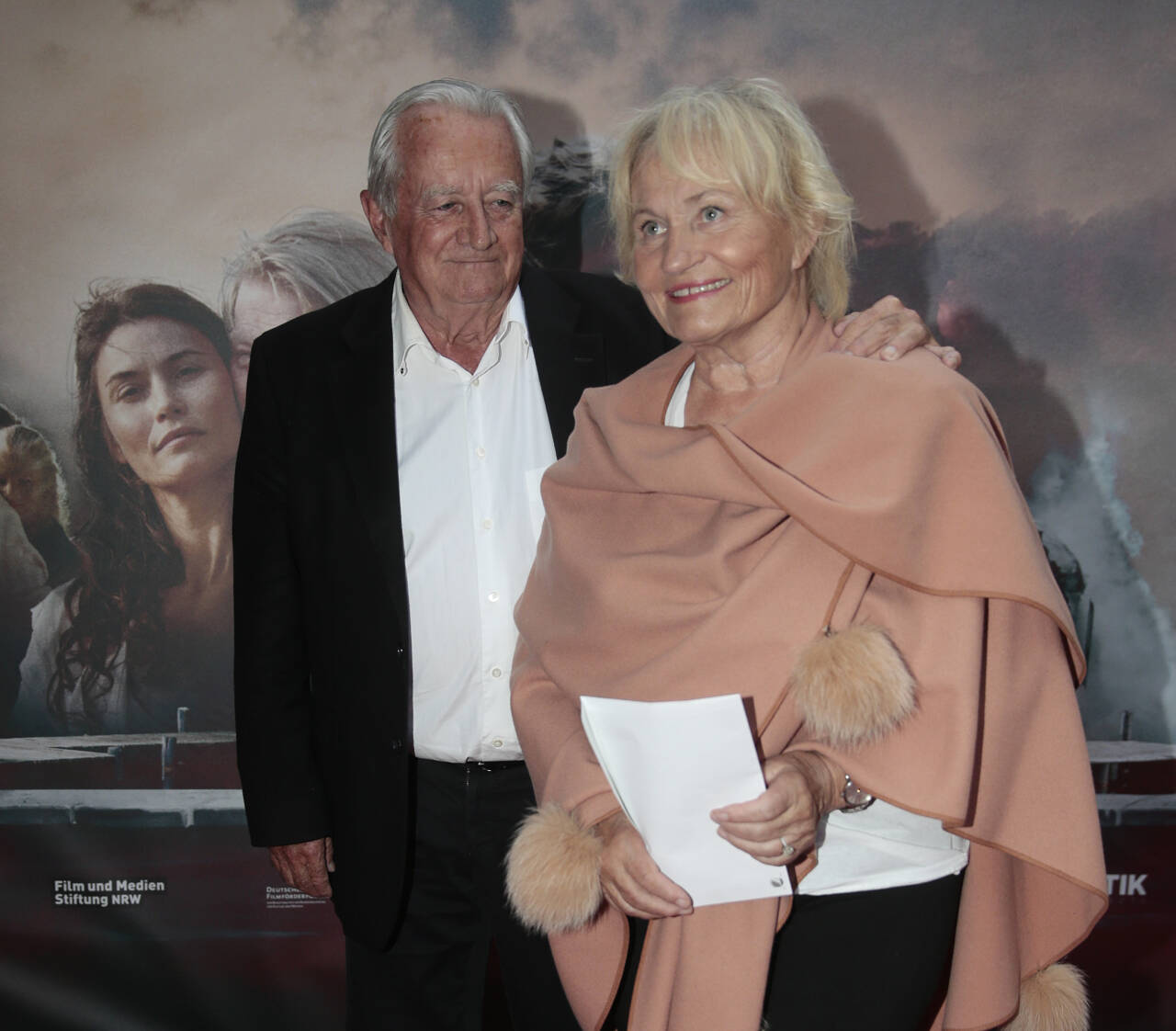 Toppen Bech er død, 84 år gammel. Her er hun avbildet sammen med mannen Håkon Langballe i forbindelse med en kinopremiere i 2016. Foto: Lise Åserud / NTB