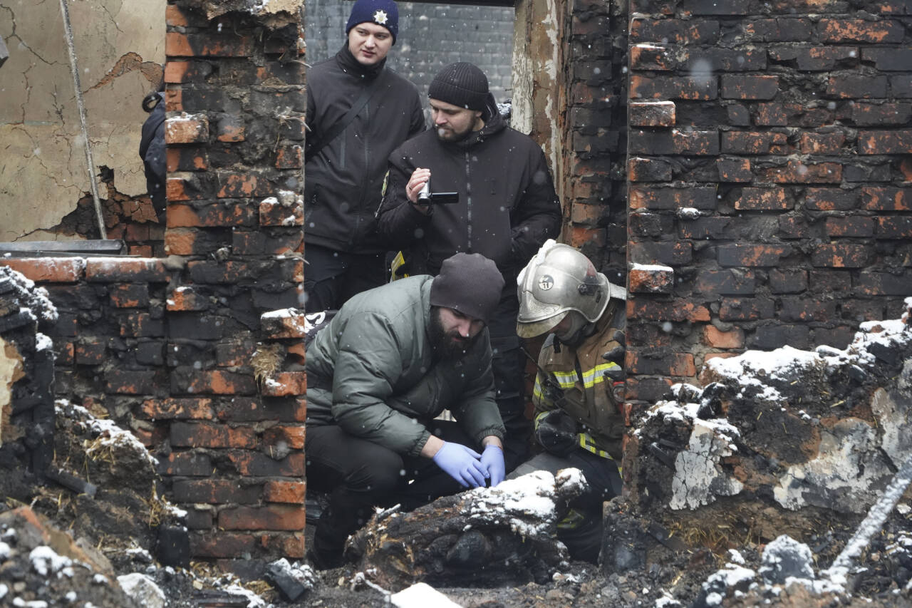 Eksperter undersøker et lik etter et russisk droneangrep mot Kharkiv, der sju mennesker, deriblant tre barn ble drept 10. februar. Ukraina har fått dårligere kapasitet til å skyte ned droner, noe som går hardt utover befolkningen, forteller den svenske legen Elly Reinolds, som jobber i byen Mykolaiv sør i Ukraina. Foto: Andrii Marienko / AP / NTB