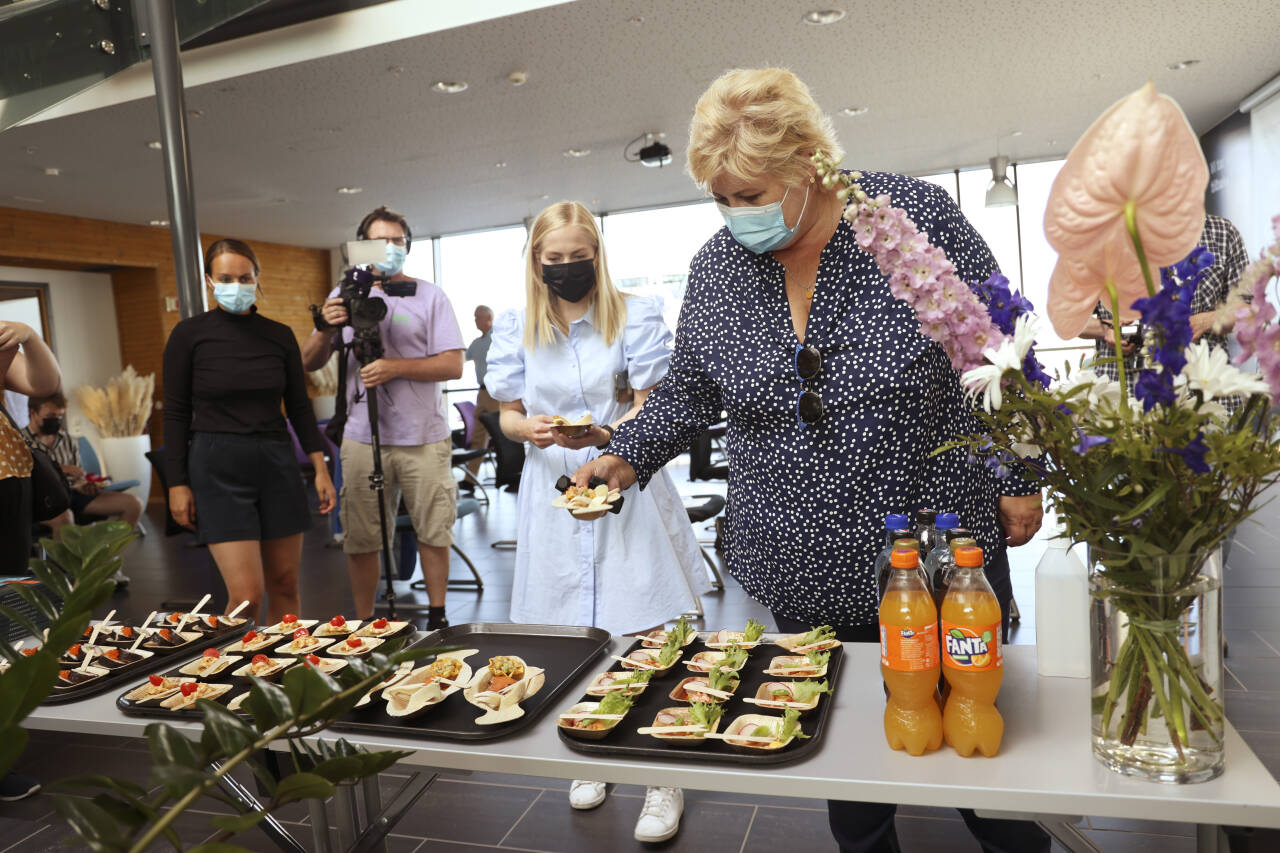 Erna Solberg ved et tidligere besøk på Frøya. Foto: Beate Oma Dahle / NTB