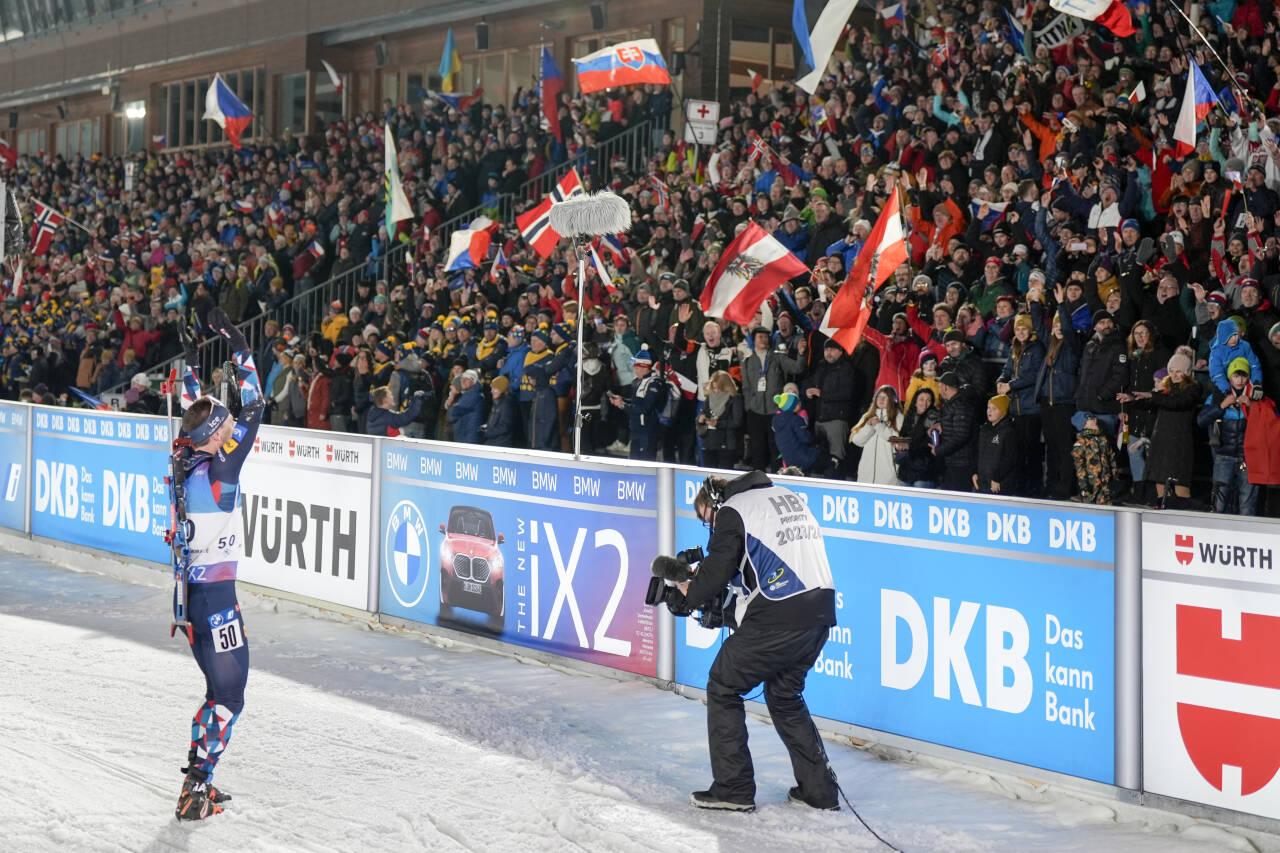 Nove Mesto na Morave, Tsjekkia 20240210. Sturla Holm Lægreid takker publikum etter seieren på 10 km sprint i VM i skiskyting i Nove Mesto lørdag.Foto: Heiko Junge / NTB