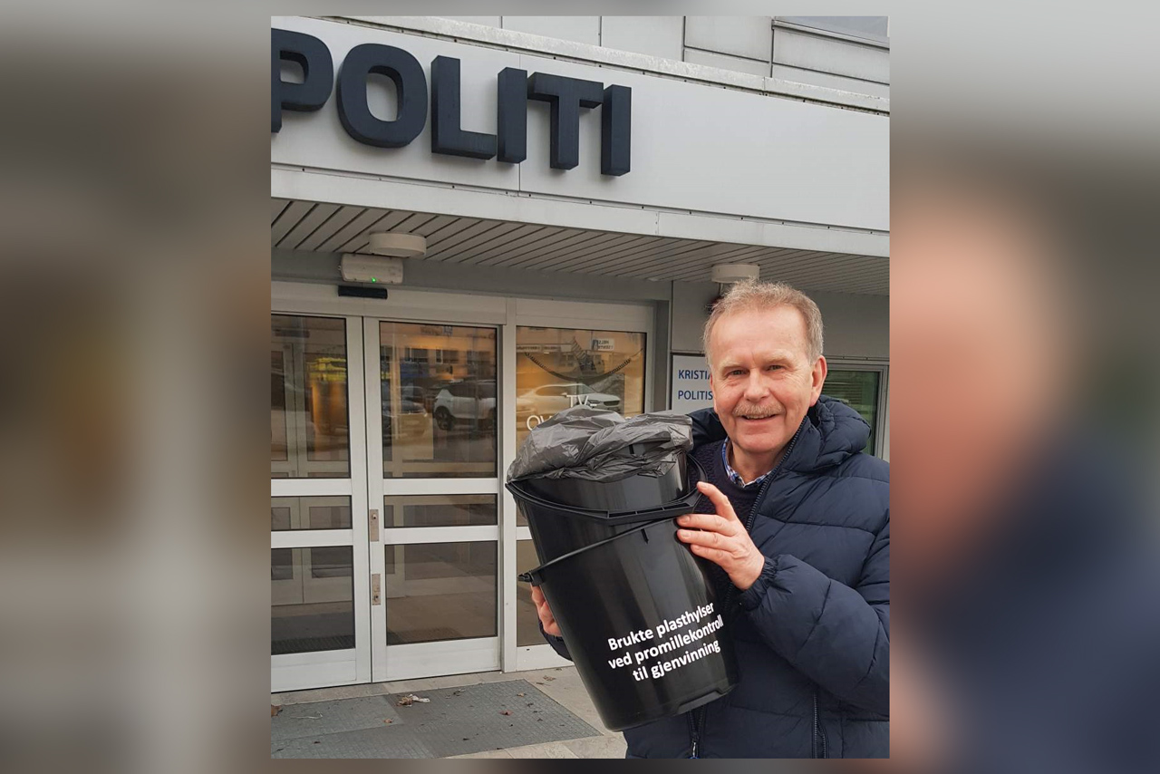 Bjarne Brunsvik med de to bøttene han leverte som gave til Politiet i Kristiansund. Foto: Olav Inge Kvande
