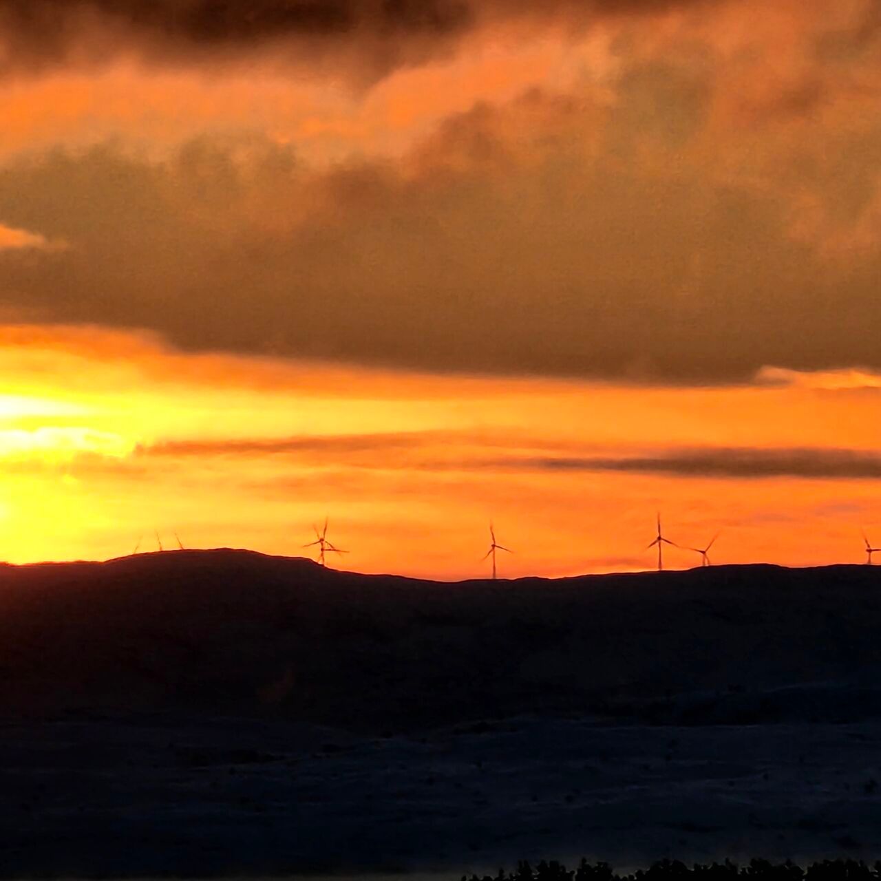  Innleggsforfatterens utsikt fra kjøkkenet på Sistranda på Frøya i retning Hitra. Foto: Steven Crozier