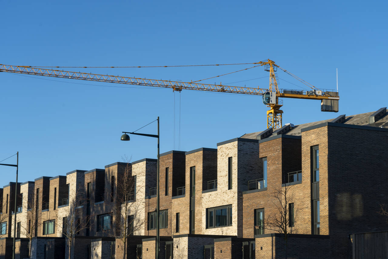 Igangsettingen av bygging av nye boliger falt 40 prosent fra 2022 til 2023. For leiligheter er fallet hele 51 prosent. Dette bildet er tatt på Lade i Trondheim. Illustrasjonsfoto: Gorm Kallestad / NTB