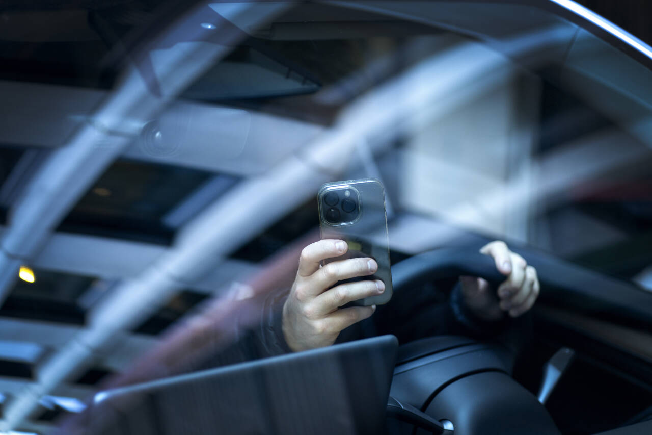 Fra 1. februar vil det bli enda dyrere å bruke mobilen på ulovlig måte i bilen. Foto: Gorm Kallestad / NTB