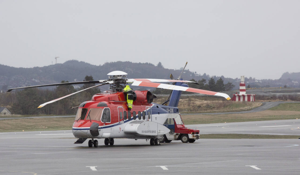 Et CHC-helikopter av typen Sikorsky S-92A sjekkes av en mekaniker på Flesland. Bildet er tatt i 2016. Foto: Torstein Bøe / NTB