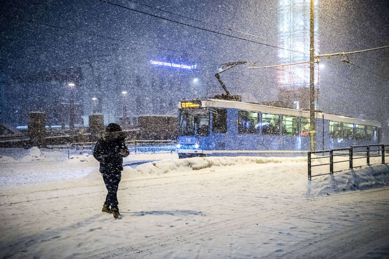 Det kan være tungt å ta seg gjennom vintertida. Lykkeforsker sier det er mye man kan gjøre for gledens skyld. Foto: Rodrigo Freitas / NTB