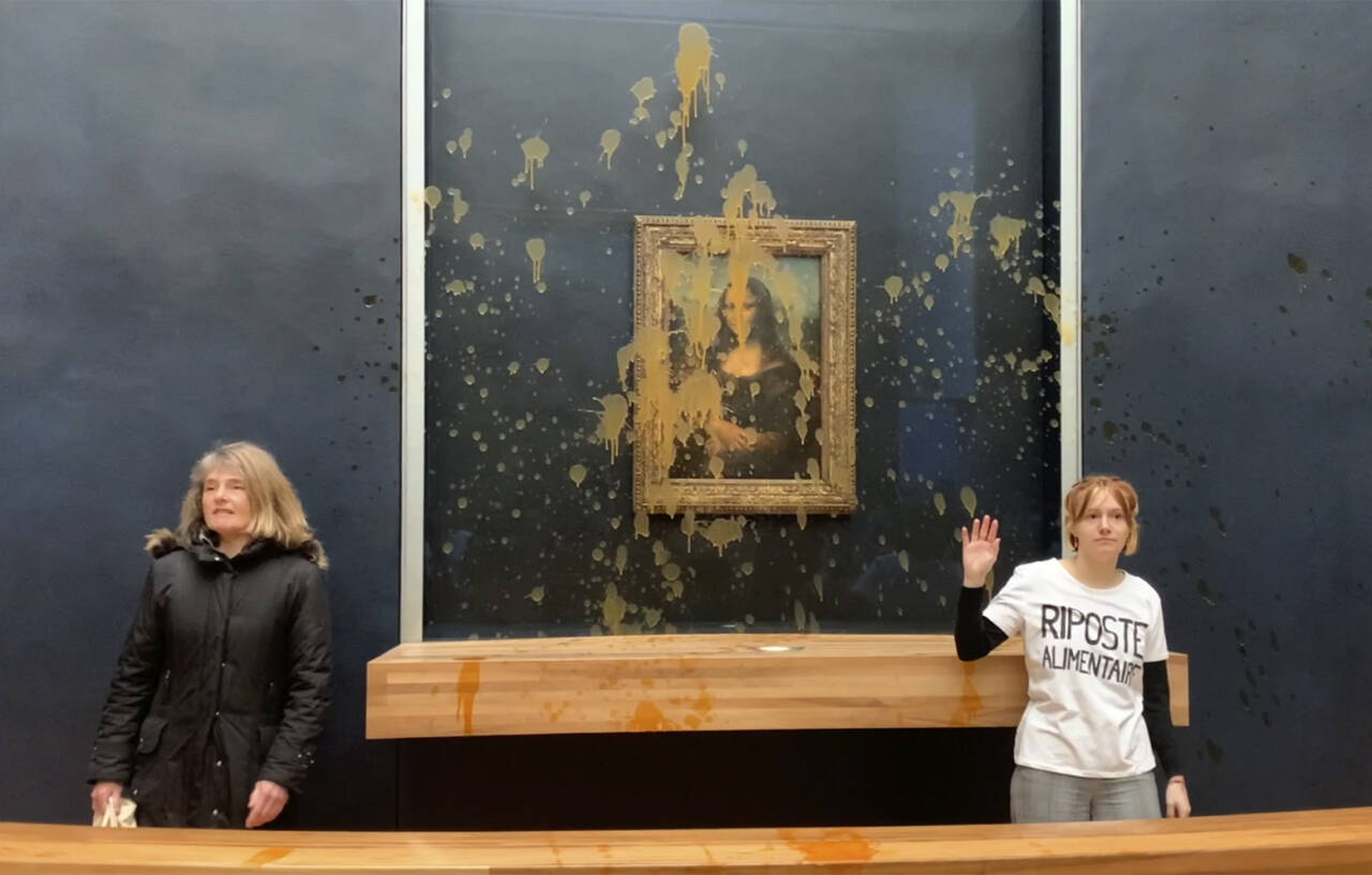 Aktivister kastet søndag suppe mot det kjente Da Vinci-verket Mona Lisa på Louvre-museet i franske Paris. Foto: Clement Lanot / AP / NTB