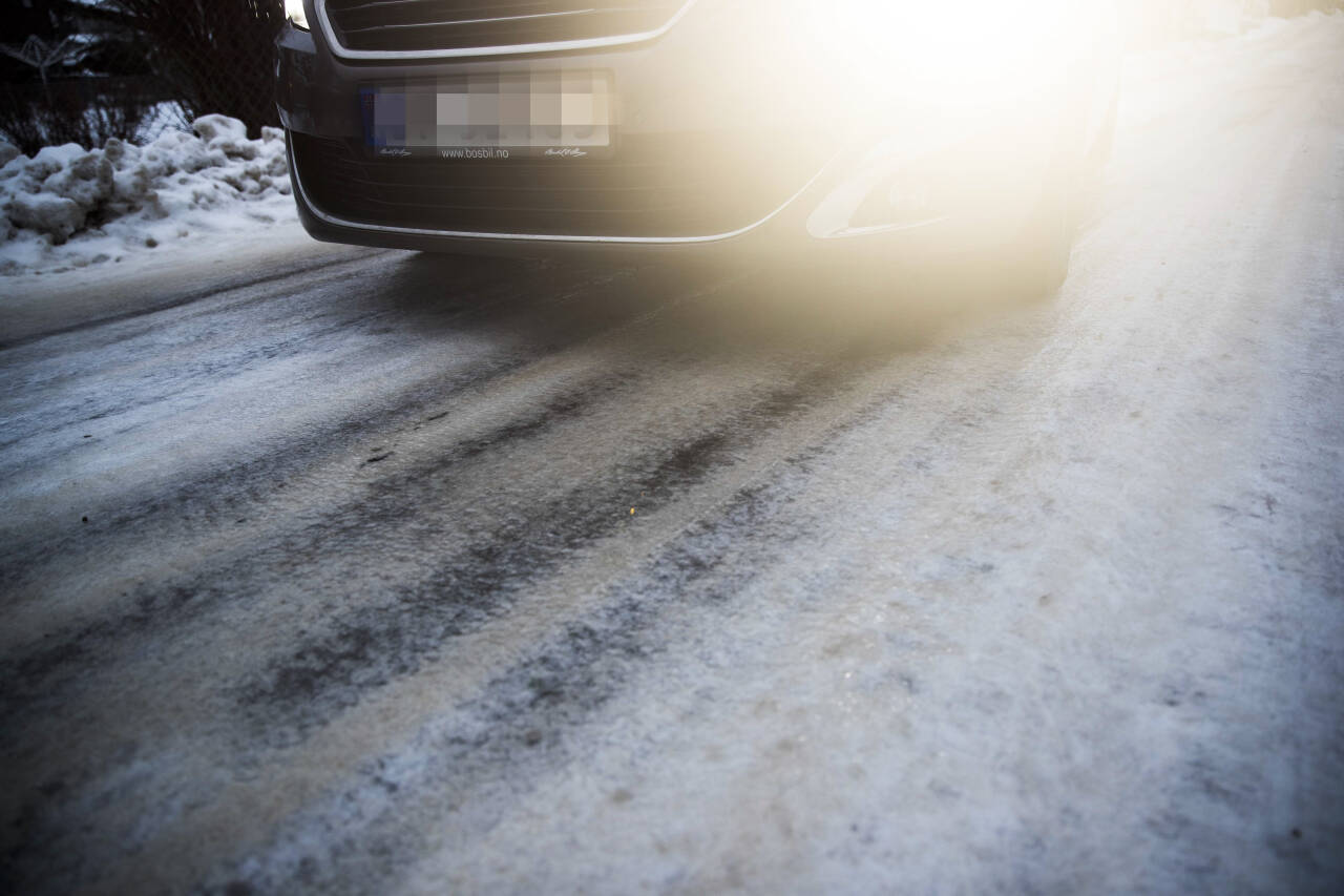 Underkjølt regn kan føre til såpeglatte veier. Vegtrafikksentralen advarer mandag mot dette i Møre og Romsdal og Trøndelag. Foto: Terje Pedersen / NTB