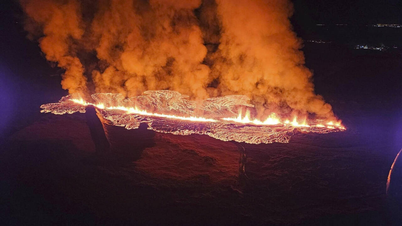 Det har startet et nytt vulkanutbrudd sørvest på Island. En serie med små jordskjelv startet like før klokken tre, skriver statskanalen. Selve utbruddet startet nord for GrindavikFoto: Almannavarnadeild ríkislögreglustjóra / NTB