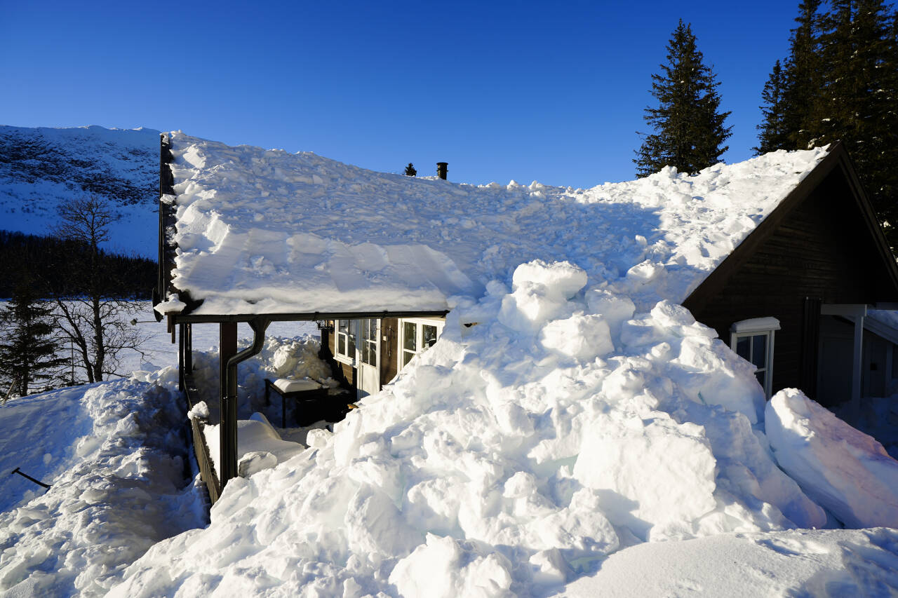 For mye snø på hus- og hyttetak kan skade konstruksjonen, advarer forsikringsselskapet If. Foto: Lise Åserud / NTB