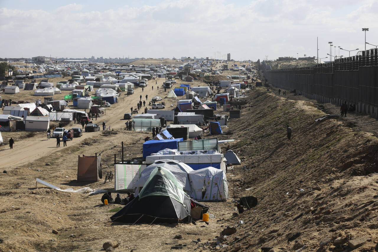 En leir for fordrevne palestinere nær grensegjerdet mot Egypt sør på Gazastripen. UNRWA står for mye av det humanitære arbeidet i det palestinske området. Foto: Hatem Ali / AP / NTB