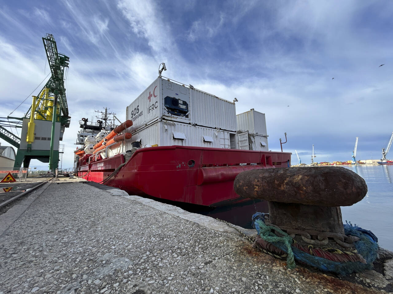 Ocean Viking ved kai i Bari i det sørlige Italia. Skipet fikk i romjulen pålegg om å holde seg i havn i 20 dager for brudd på italienske regler for redningsarbeid til havs. Foto: Paolo Santalucia / AP / NTB