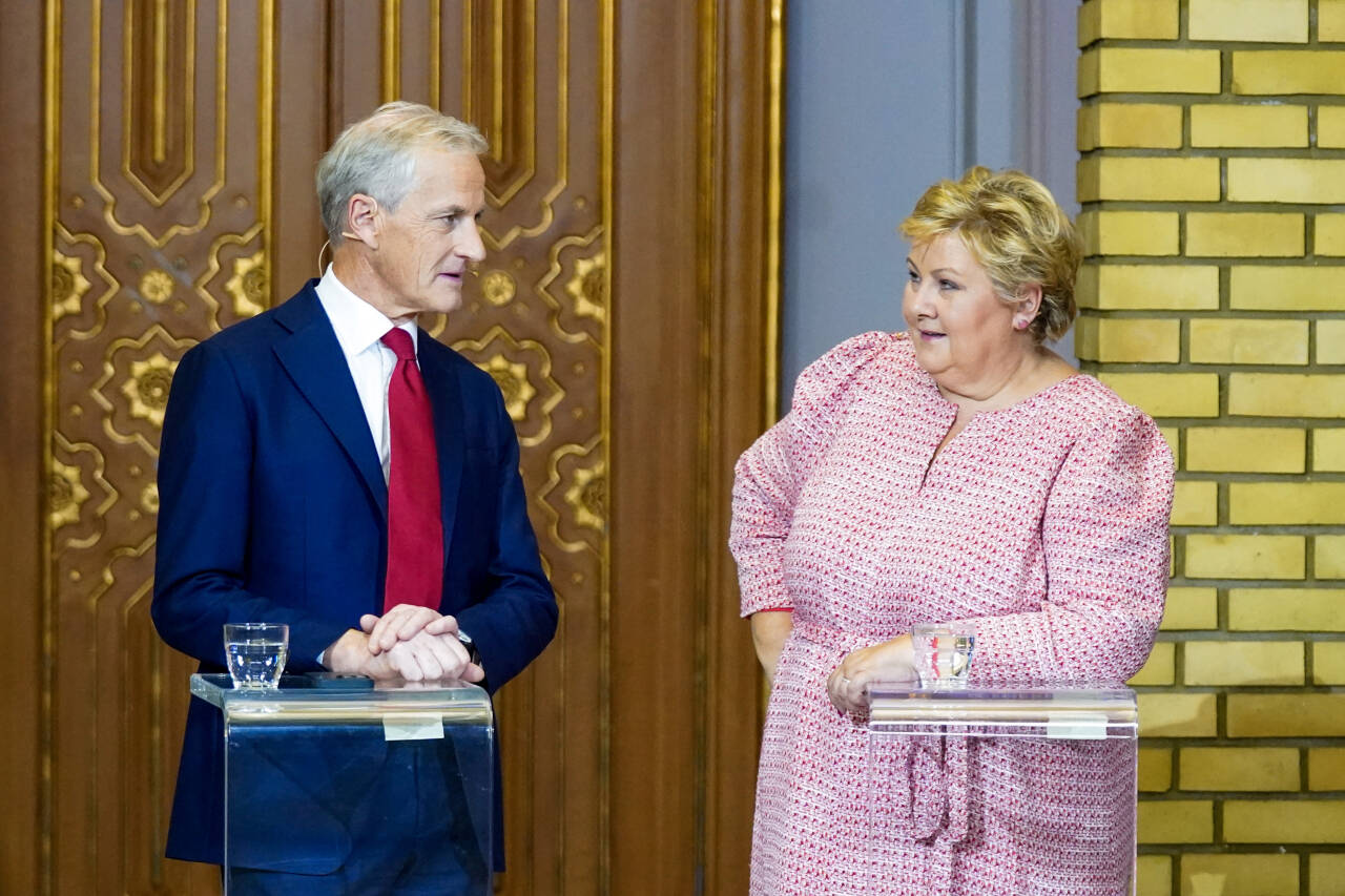 Jonas Gahr Støre (Ap) må se langt etter flertall, mens Erna Solberg (H) står på stedet hvil som landets største. Foto: Lise Åserud / NTB