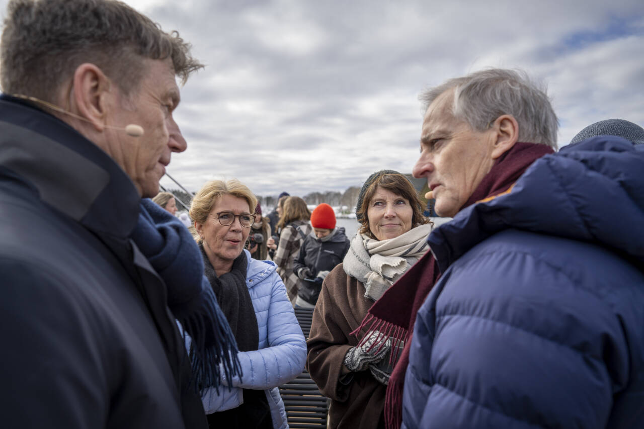 Statsminister Jonas Gahr Støre (Ap) og olje- og energiminister Terje Aasland (Ap) sammen med administrerende direktør i Fornybar Norge, Åslaug Haga (t.v.) og administrerende direktør i Offshore Norge, Hildegunn Blindheim, før en pressekonferanse om havvind i mars 2023. Foto: Heiko Junge / NTB