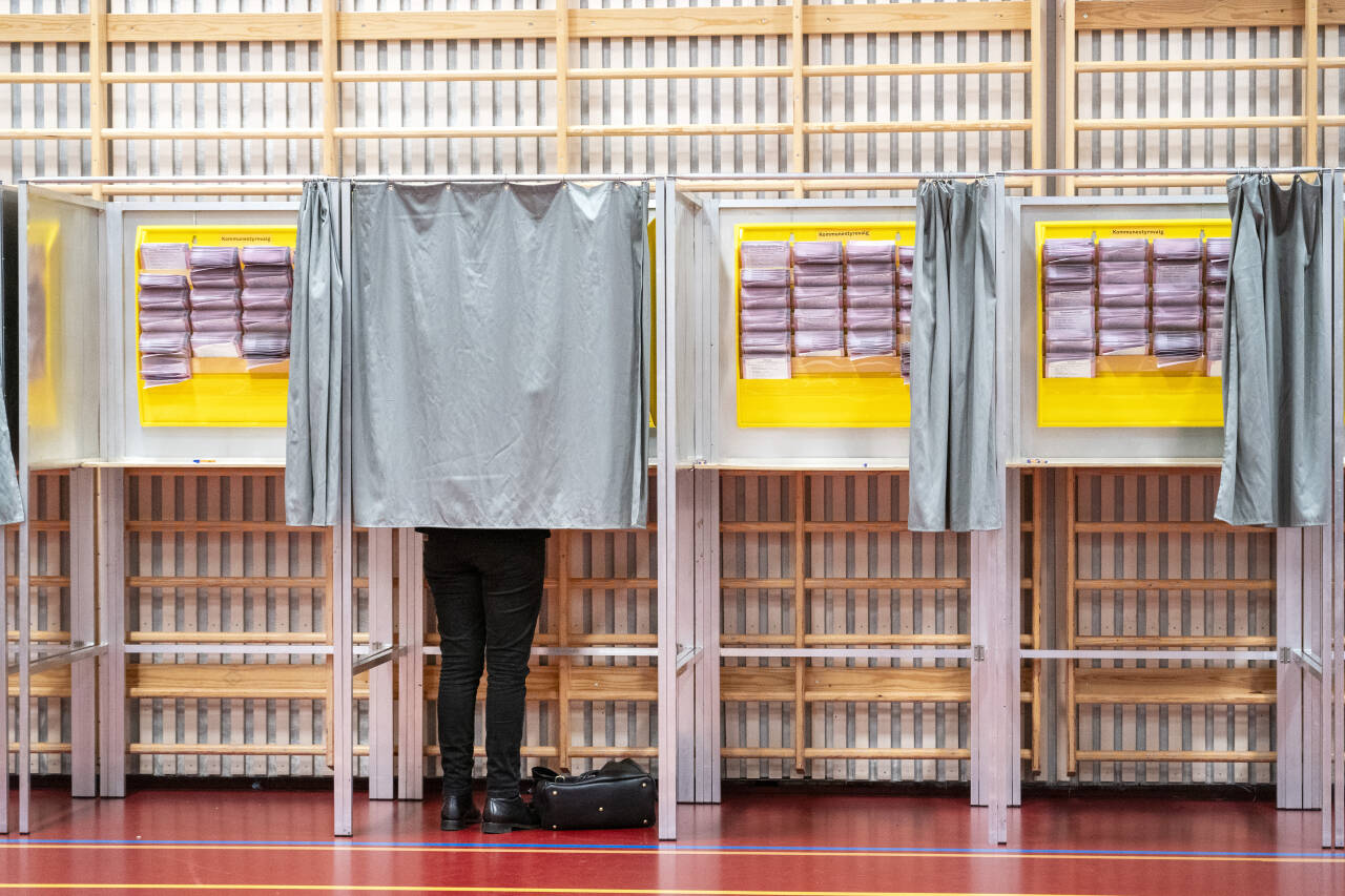 Fire av ti av dem som stemte i kommunestyrevalget i 2019, byttet parti da de skulle stemme igjen i 2023. Foto: Gorm Kallestad / NTB