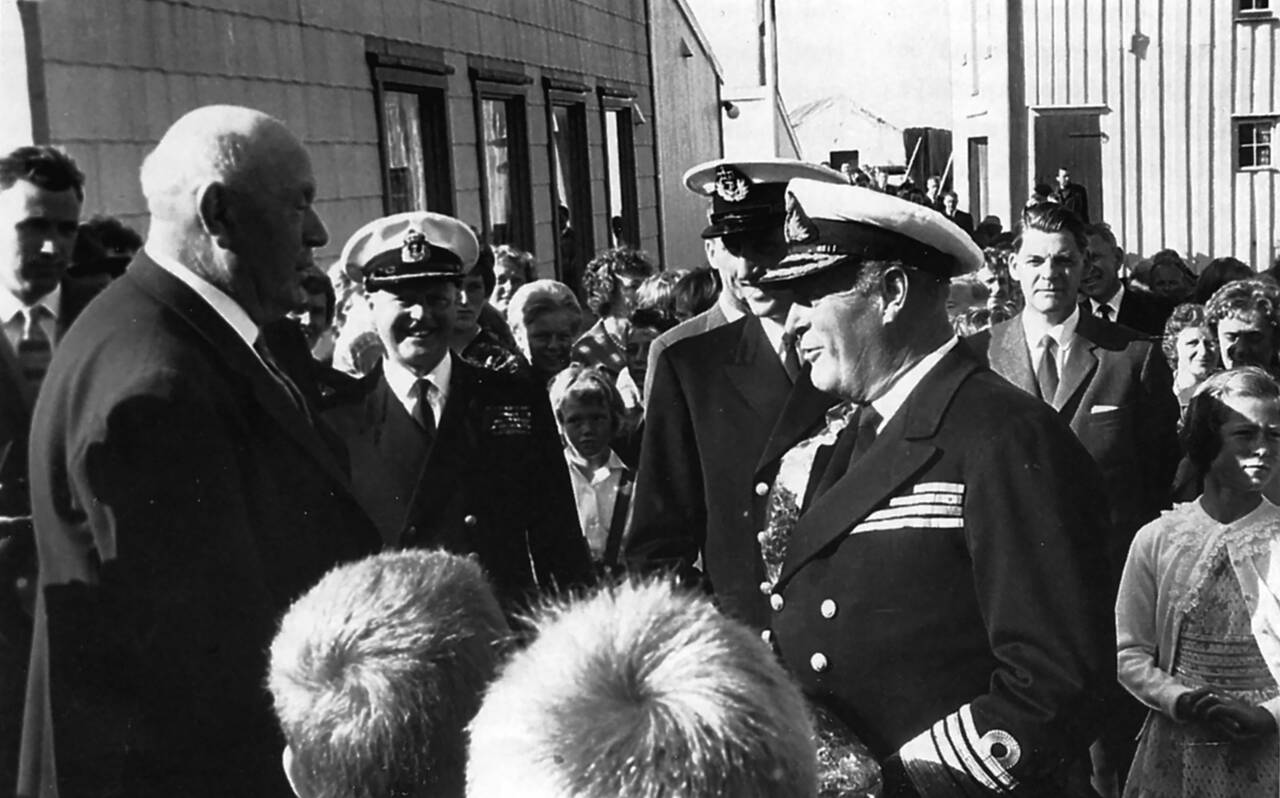 En stor begivenhet da kong Olav og kronprins Harald besøkte Grip 4. august 1963. Stein Sættem samling.