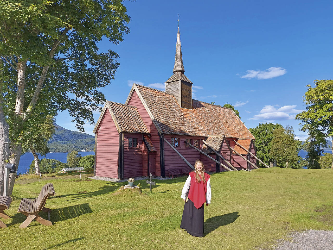 Stavkirken er en populær attraksjon som er åpen med guider i sommerhalvåret. Foto: Terje Holm