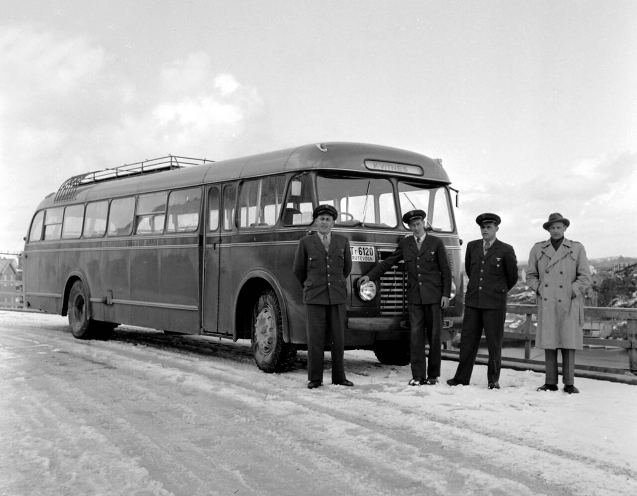 Freibussen med sjåførene (fra venstre): Ole Fiske, Per Thorsteinsen, Peder Myklebust og disponent Sverre Aasheim. (Bilde fra TK / Nasjonalbiblioteket)