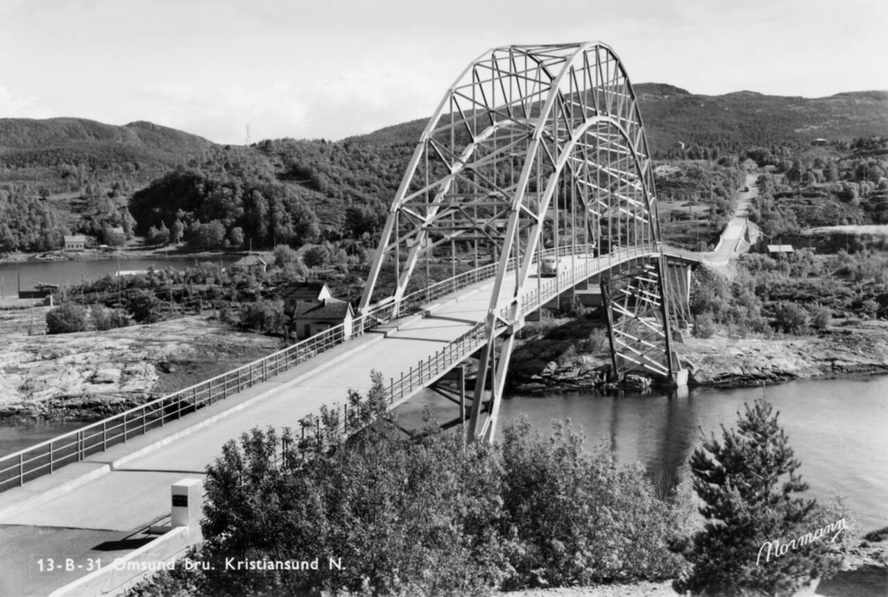 Omsundbrua med Rensviksund bru og Rensvikbakken bak i bildet. Byggingen av bruene med ny vei til Kvalvåg var et ledd i å korte inn ferjesambandet fra 1932, Kristiansund-Kvisvik, til Kvalvåg-Kvisvik, samt å binde kommunene Kristiansund og Frei sammen. Det var også vedtatt ferjekai på Kvitnes i 1935, men den ble ikke tatt i bruk før i 1952 på grunn av en større veibygging fra Rensvik til Kvitnes. Bildet er fra 1950-tallet. (Postkortbilde)