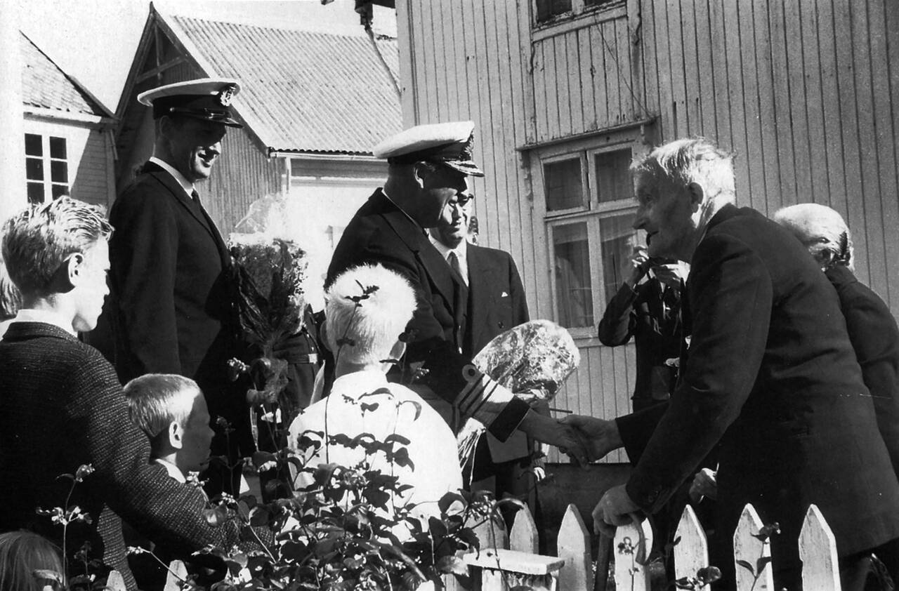 Kong Olav hilser på Grips eldste innbyggere, ekteparet Anna og Peder Pedersen. Stein Sættem samling.