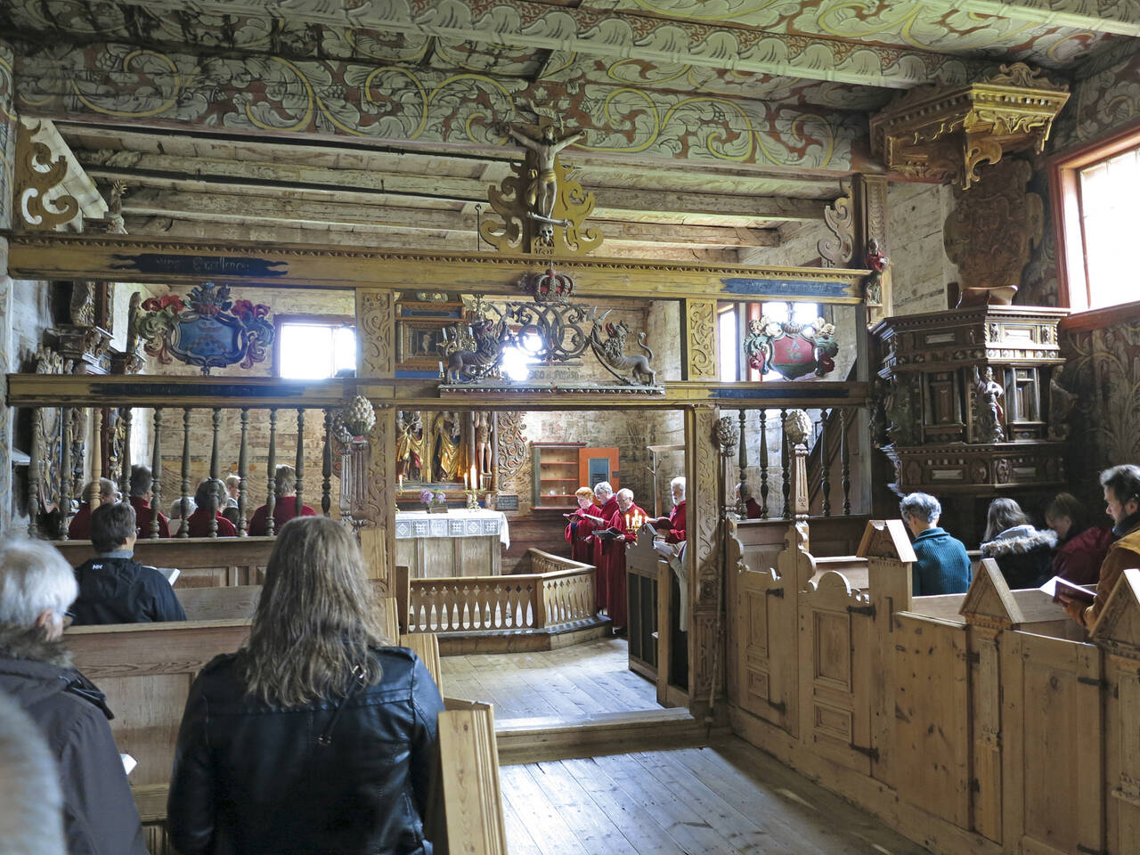 Det er flere arrangementer i Kvernes stavkirke gjennom året. Her fra en pilegrimsmesse i 2019. Foto: Terje Holm