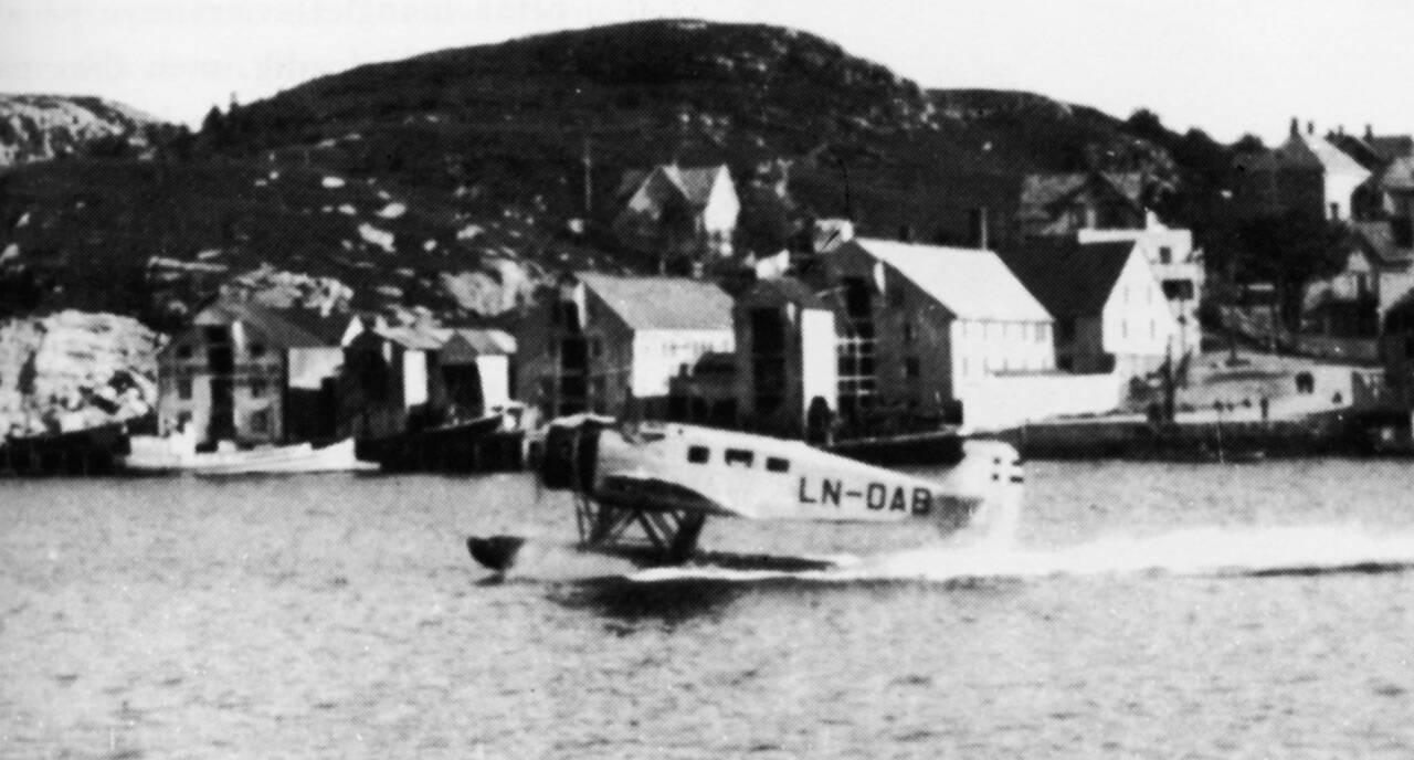 Det første sjøflyet lander i Kristiansund i 1935. Byen ble en del av den første flyruten langs kysten. Foto: Fredrik Aandahl