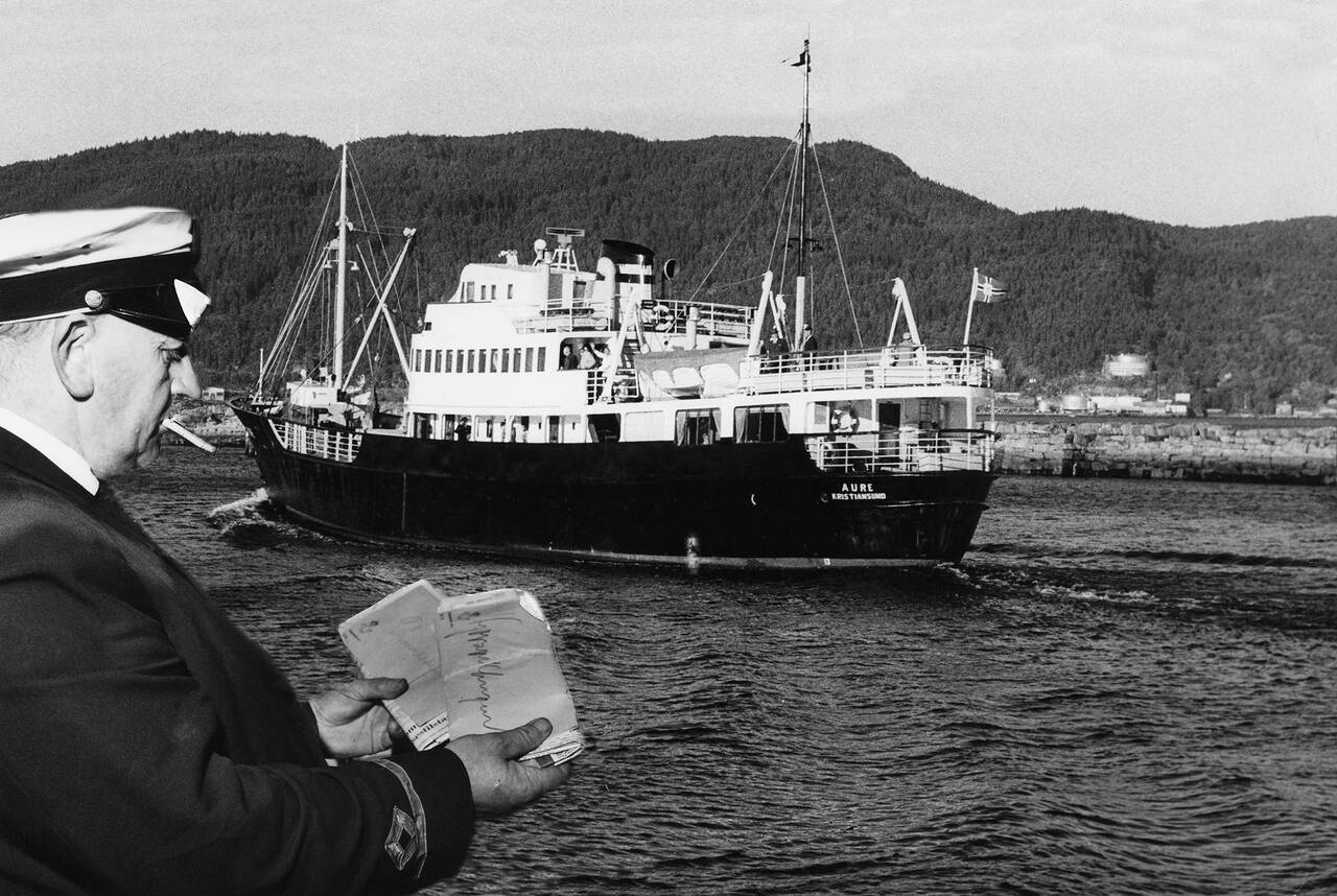 Styrmann Herlof Kristiansen på «Aure» ved anløp Trondheim. Han skrev en avskjedssang til «Aure» da ruten ble lagt ned høsten 1961. (Stein Sættem samling)