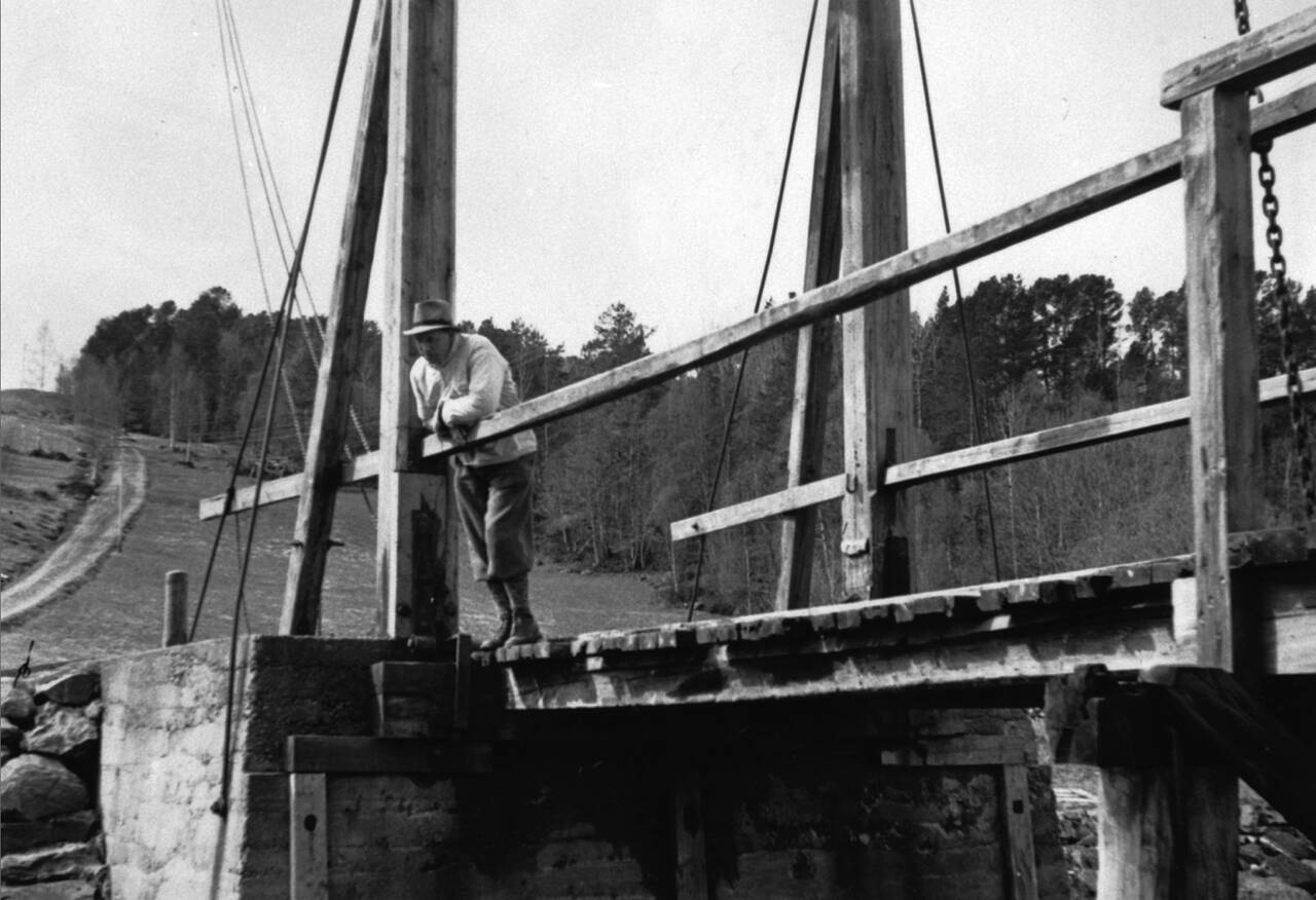 På 1950-tallet ble den gamle vippebrua erstattet av en svingbru. (Nordmørsmusea)