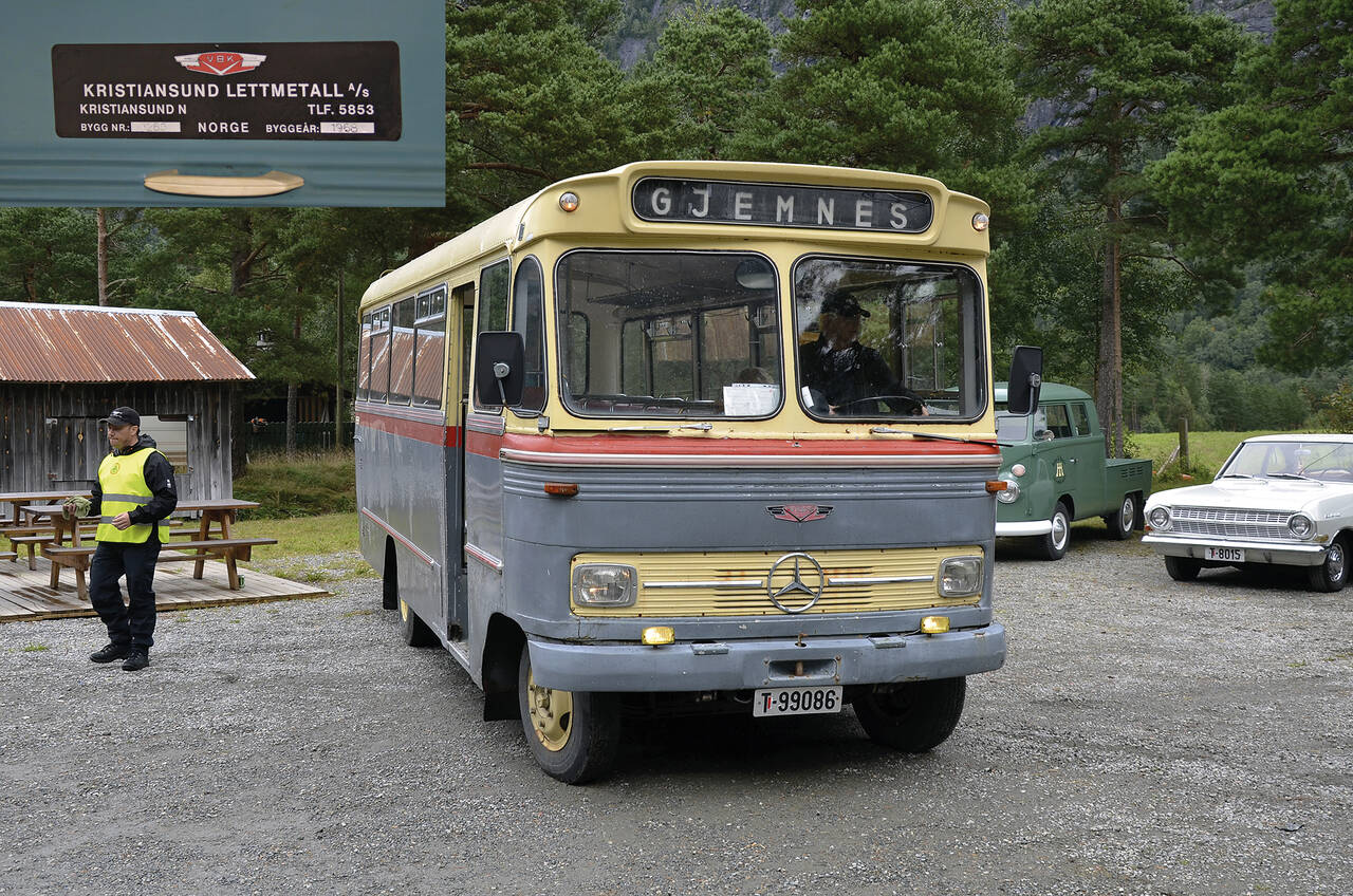 Skolebussen til Batnfjord Auto fra 1968 ble senere tatt vare på som veteranbil. Her avbildet i 2011. Foto: Stein Sættem / Terje Holm