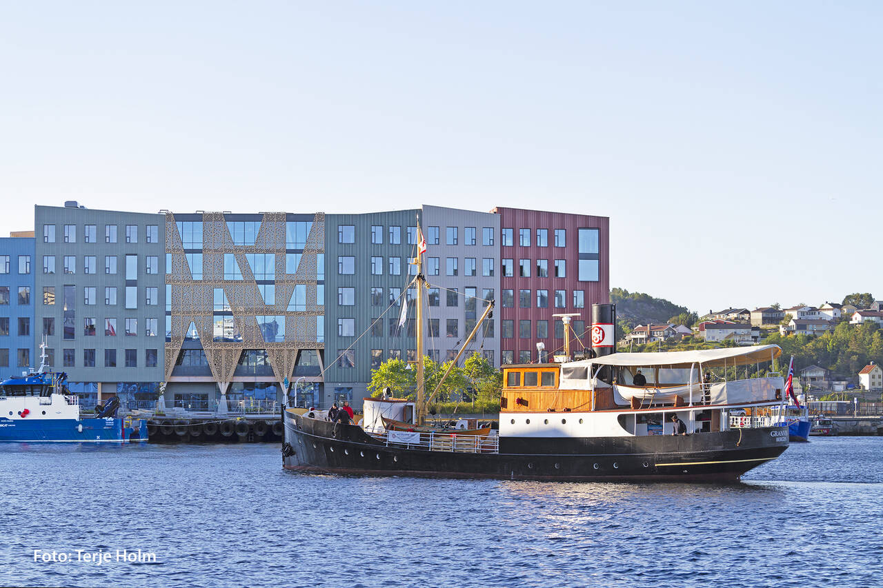 Gammel og ny tid: «Granvin» ved Campus Kristiansund. Foto: Terje Holm