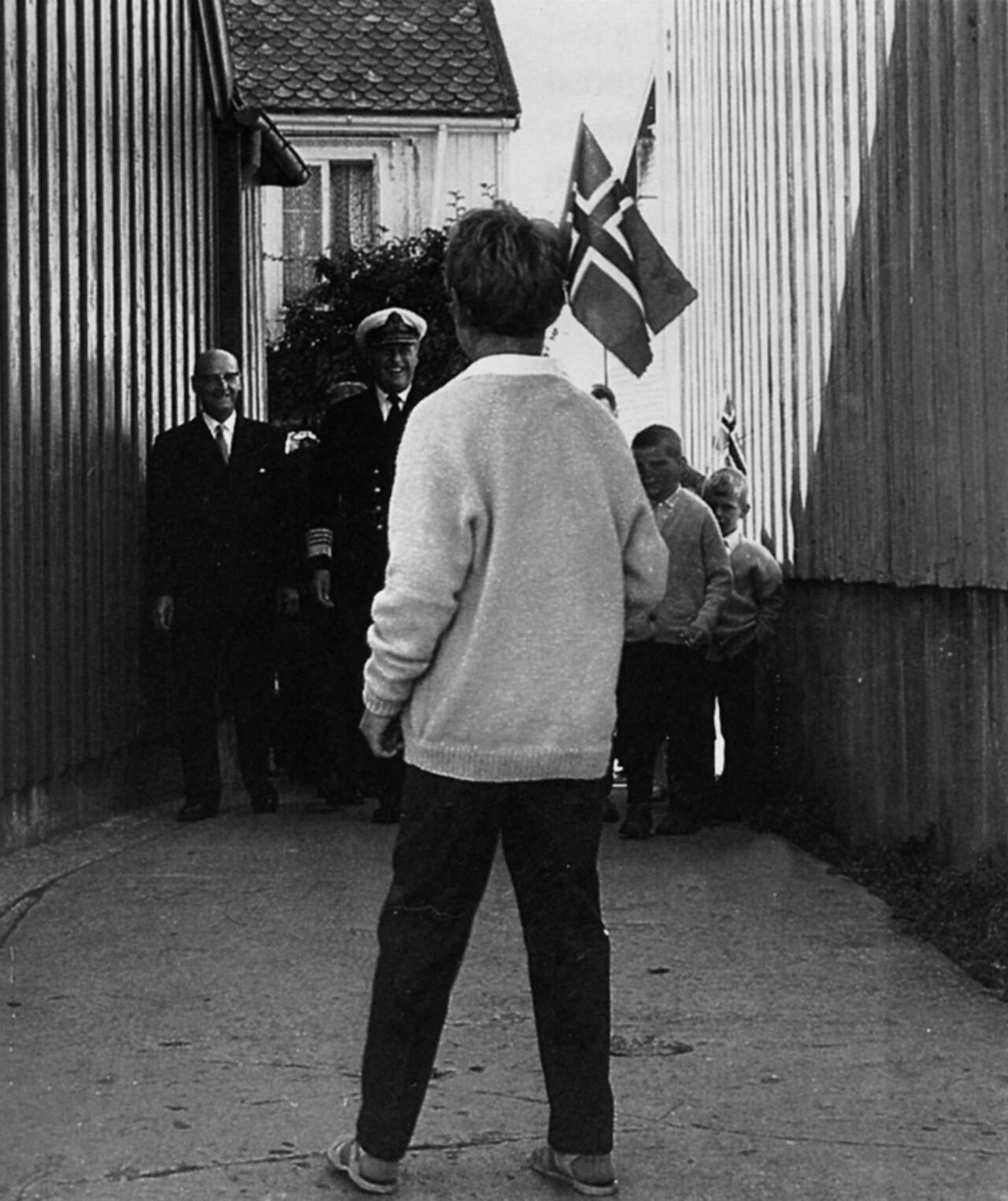 En gutt med flagg venter på Kongen. Stein Sættem samling.