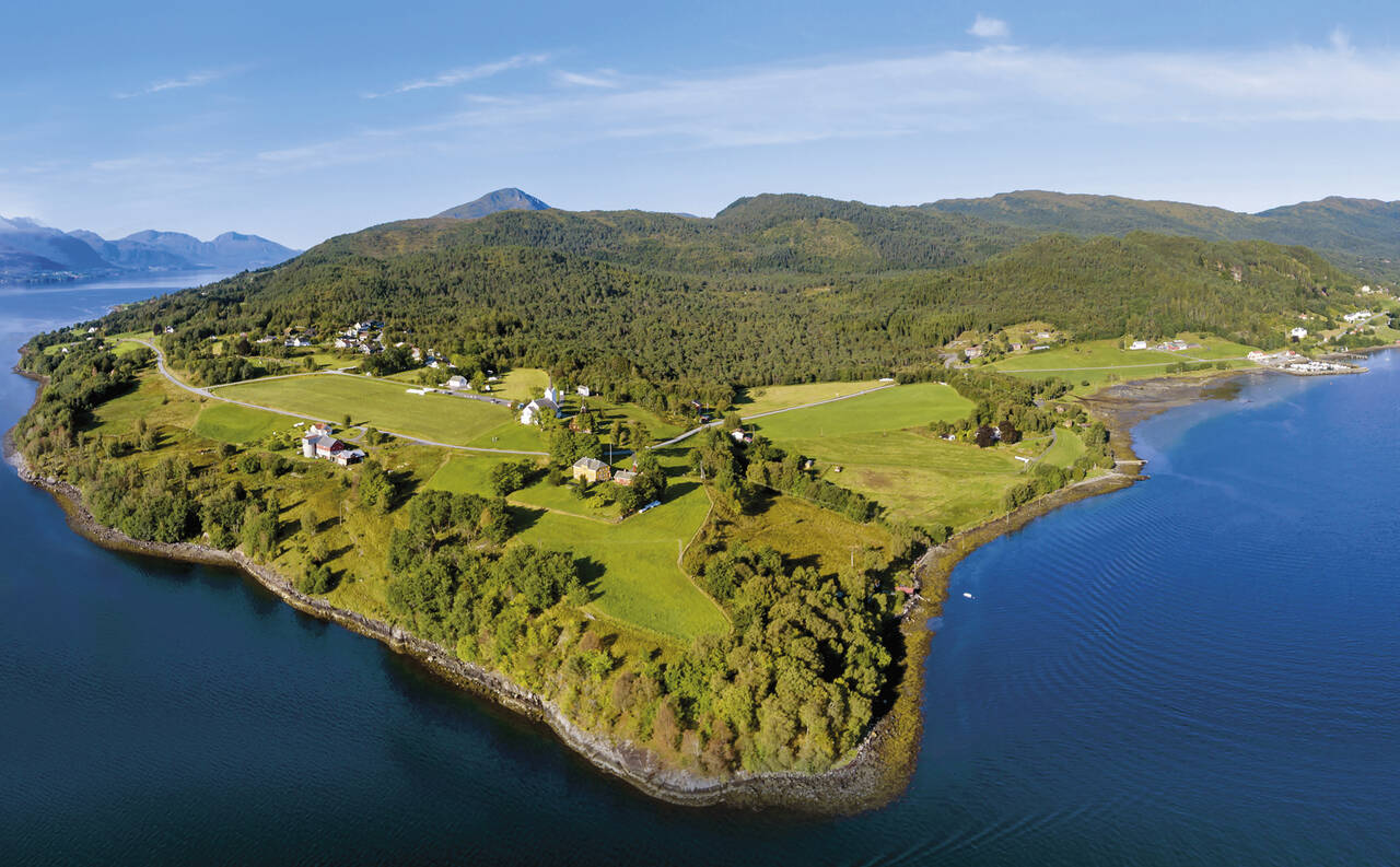 Kvernes kulturområde har en sjeldent flott natur og beliggenhet. Her kan du ta en spasertur med historie, kultur og natur. Foto: Steinar Melby