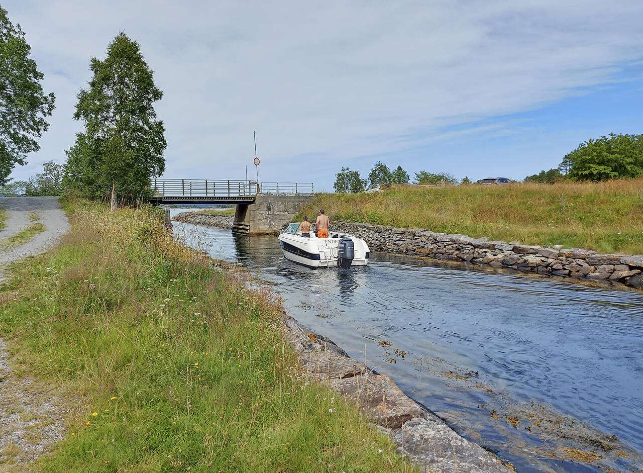 I nyere tid blir Nålsundkanalen mye brukt av fritidsbåter. Svingbrua ble oppgradert i 2015. Foto: Terje Holm