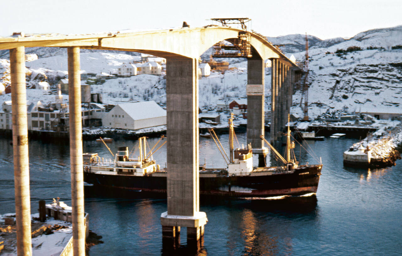 Brua nærmer seg ferdigstillelse og ble åpnet senere på året i 1963. (Stein Sættem samling)