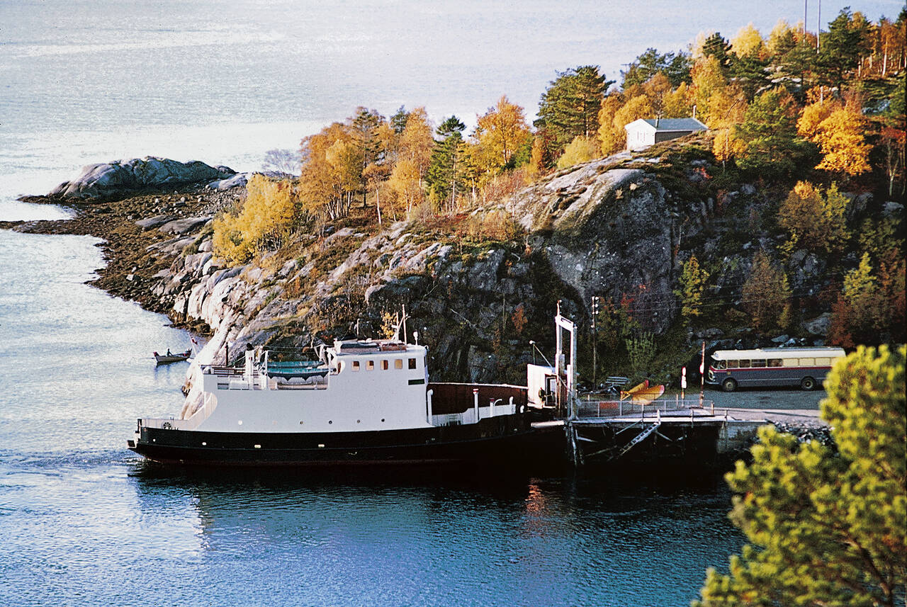 Ferja «Jønshorn» ved Bergsøya i 1974. Foto: Alf Havnen / Med kaffe og svele over fjorden