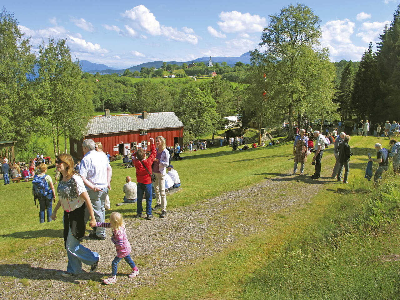 Gamle Kvernes Bygdemuseum er en del av kulturområdet og har åpent om sommeren. Foto: Terje Holm