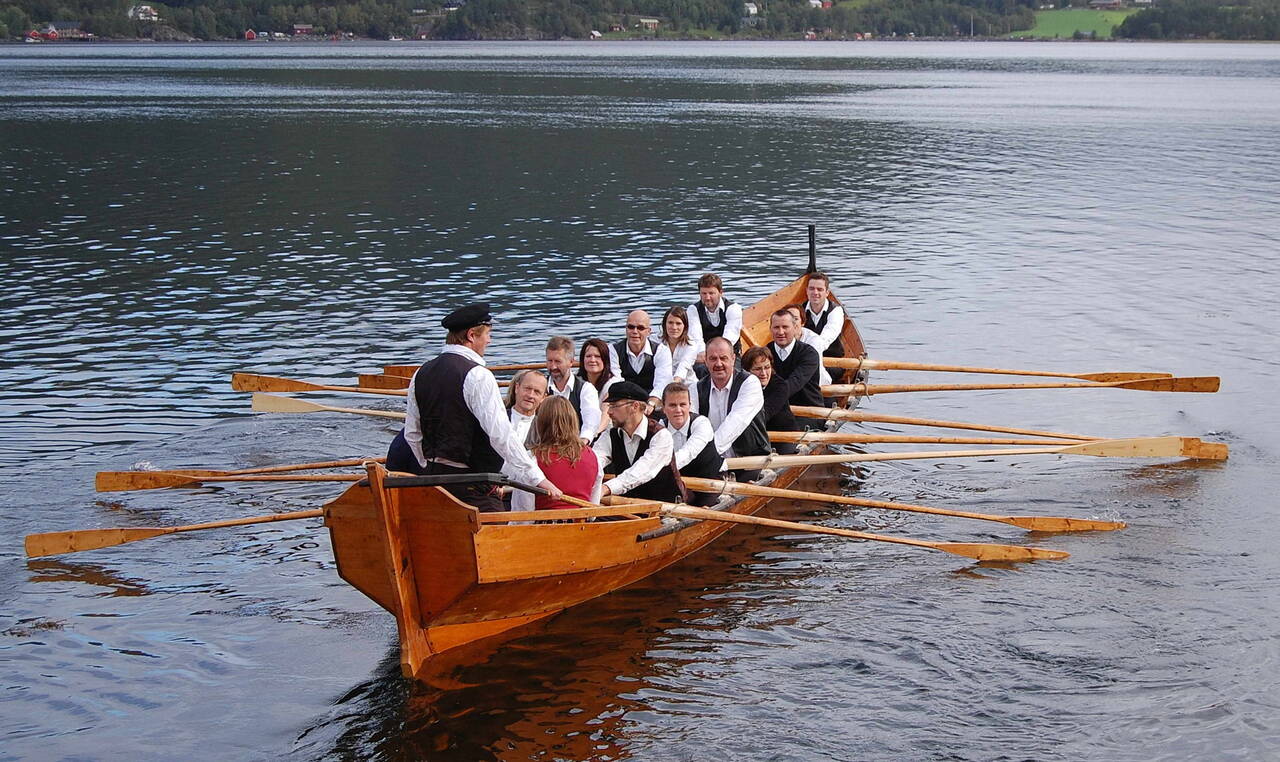 På kyrkjebåten «Hjelmkonnå» kan ein delta i «bua-roing». Dette set preg på arrangementet. Foto: Bernt G. Bøe (arkiv)