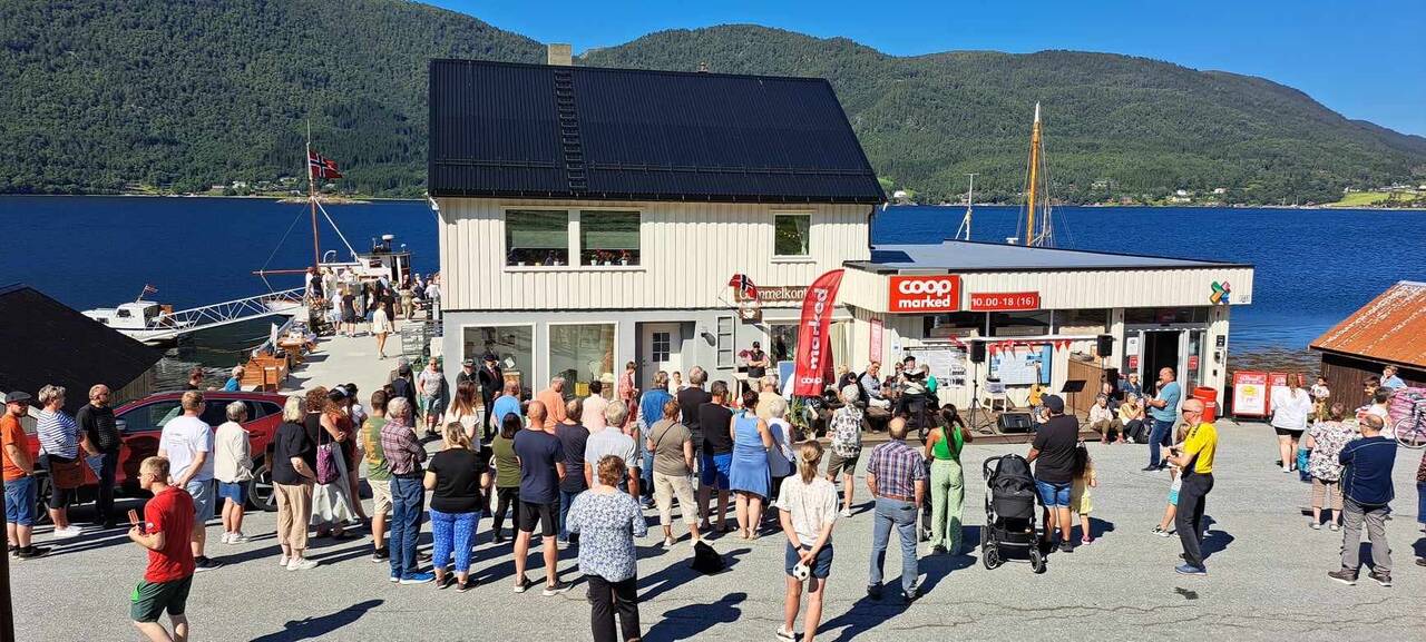 Historieopptrinnet på Naustbakken drog mykje publikum. Foto: Gunhild Bøklep Bøe