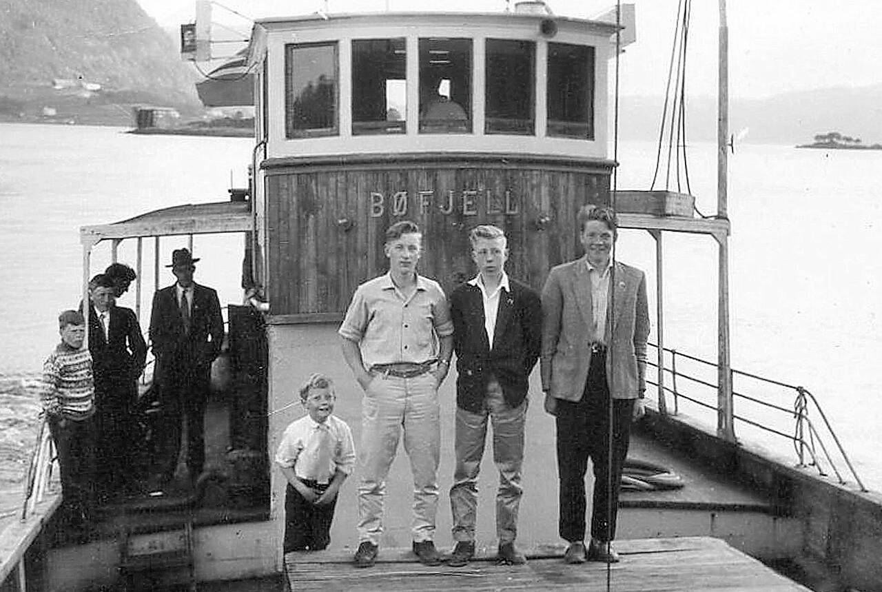 Frakteskutene hadde også passasjeroppdrag. Her kjem «Bøfjell» frå fotballkamp ein søndag rundt 1960. Foto: Arkiv Historielaget