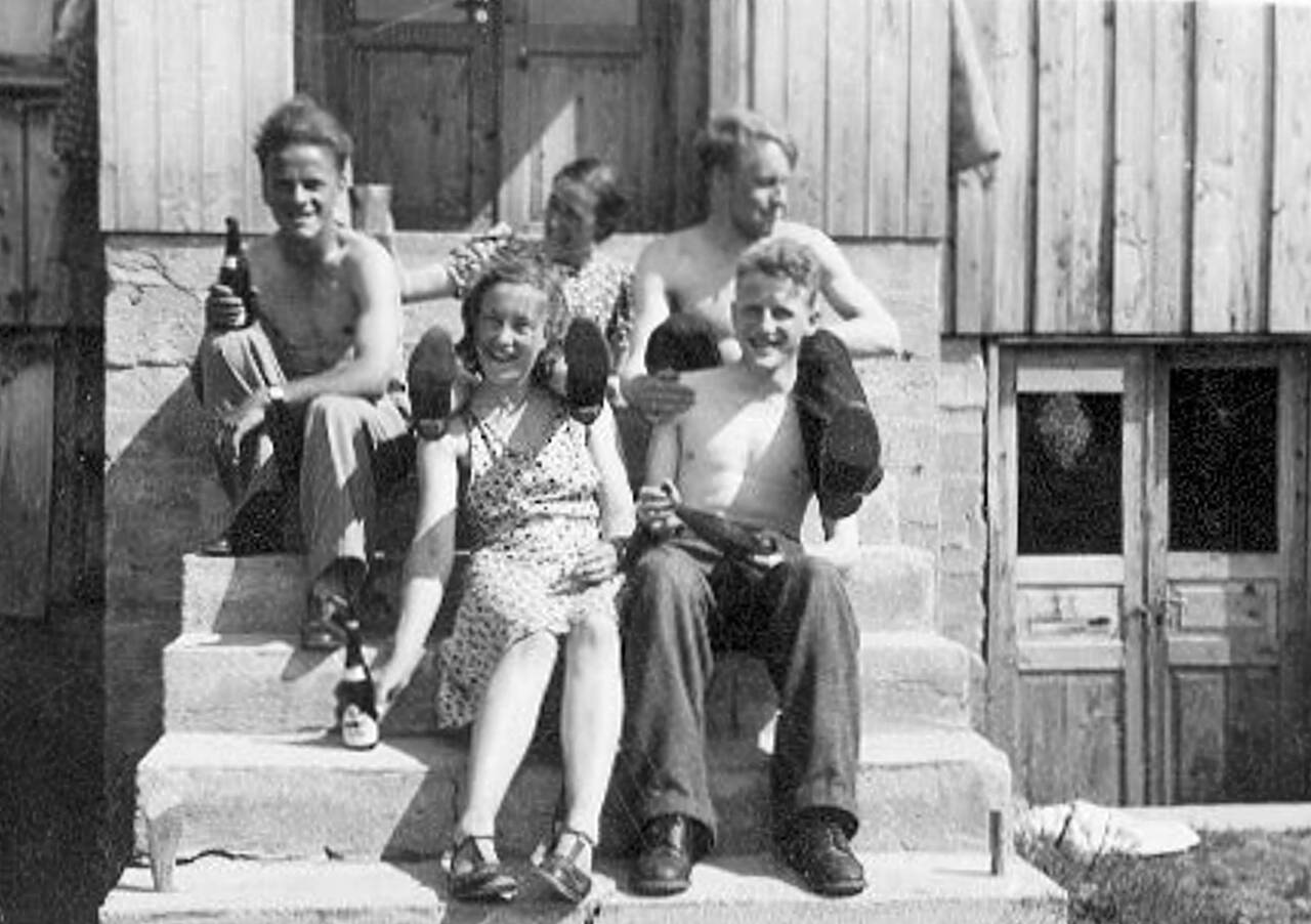 Tilsette tek bruspause på fabrikktrappa (1941). Bak sit Gunnar Skrøvset, Ragna Skrøvset (Settemsdal) og Kåre Settemsdal. Framme: Marit Skrøvset (Solem) og hennar tilkomande Sigurd Solem. Foto: Privat