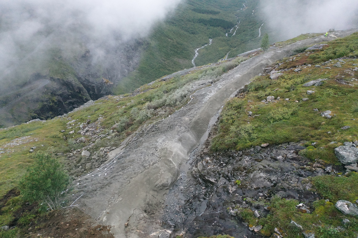 Omstendelig arbeid i fjellsida. Foto: Kristian Bjørdal