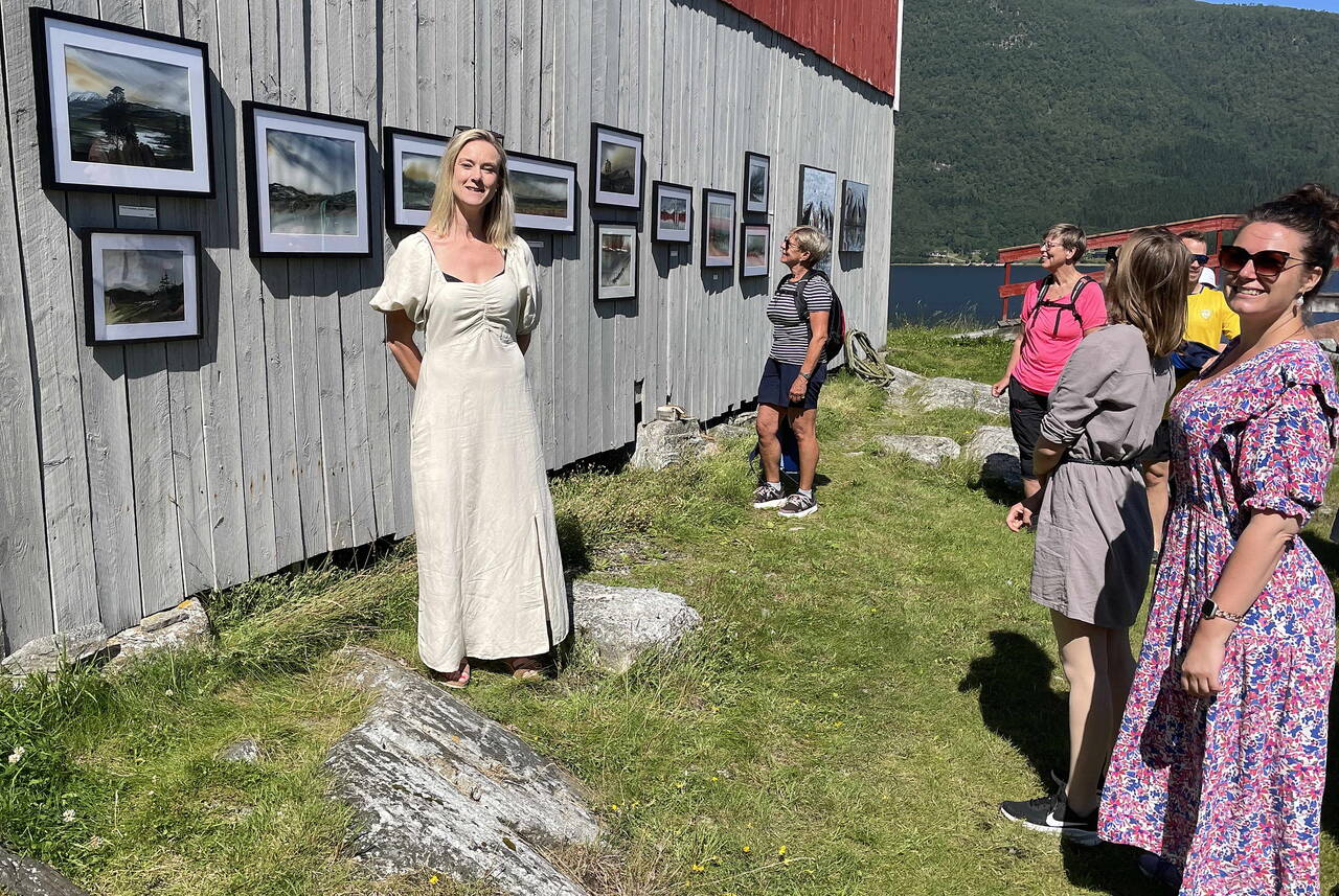 Gjertrud Heggem (her) og søstera Tanja stilte ut kunst på Saga. Foto: Bernt Bøe